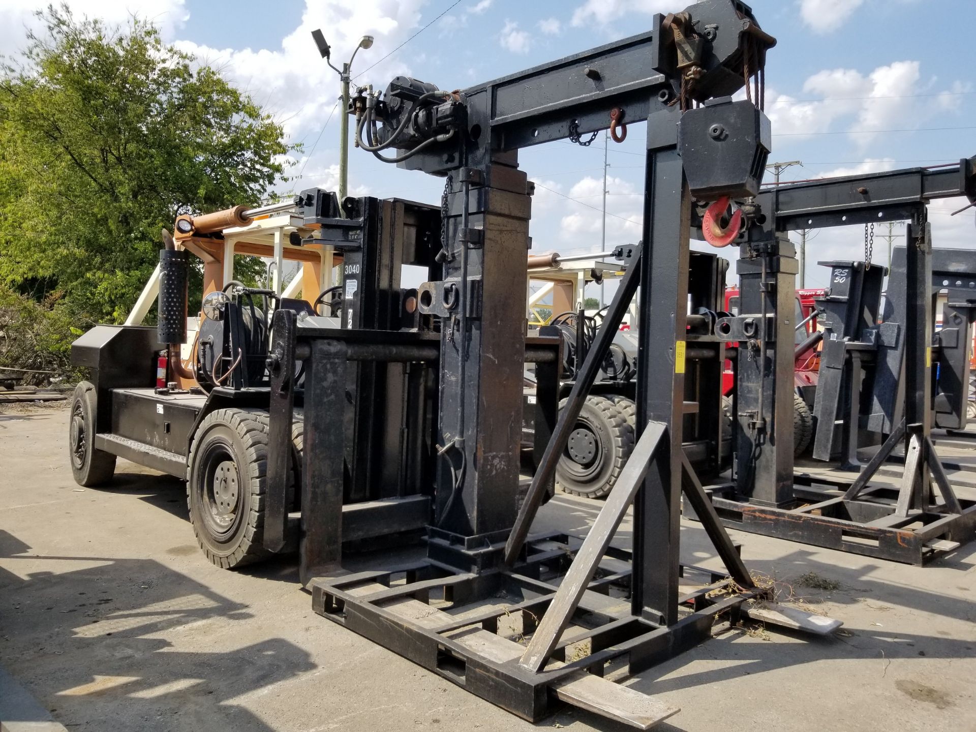 TAYLOR TR-40-30 40,000 LB. FORKLIFT; FOAM FILLED TIRES, 3-STAGE MAST, 119'' LIFT HEIGHT, LP GAS, 4, - Image 4 of 6