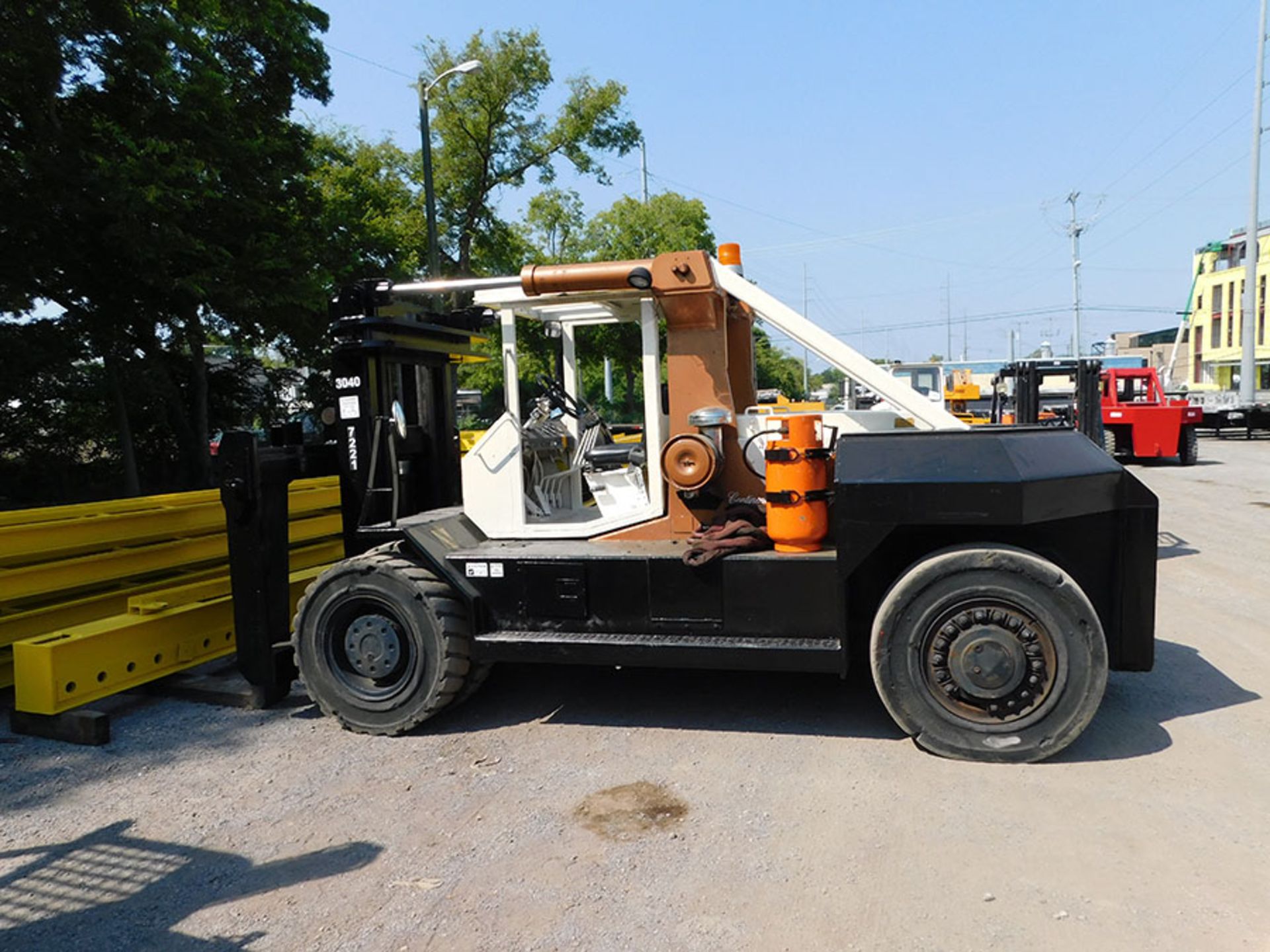 TAYLOR TR-40-30 40,000 LB. FORKLIFT; FOAM FILLED TIRES, 3-STAGE MAST, 119'' LIFT HEIGHT, LP GAS, 4,