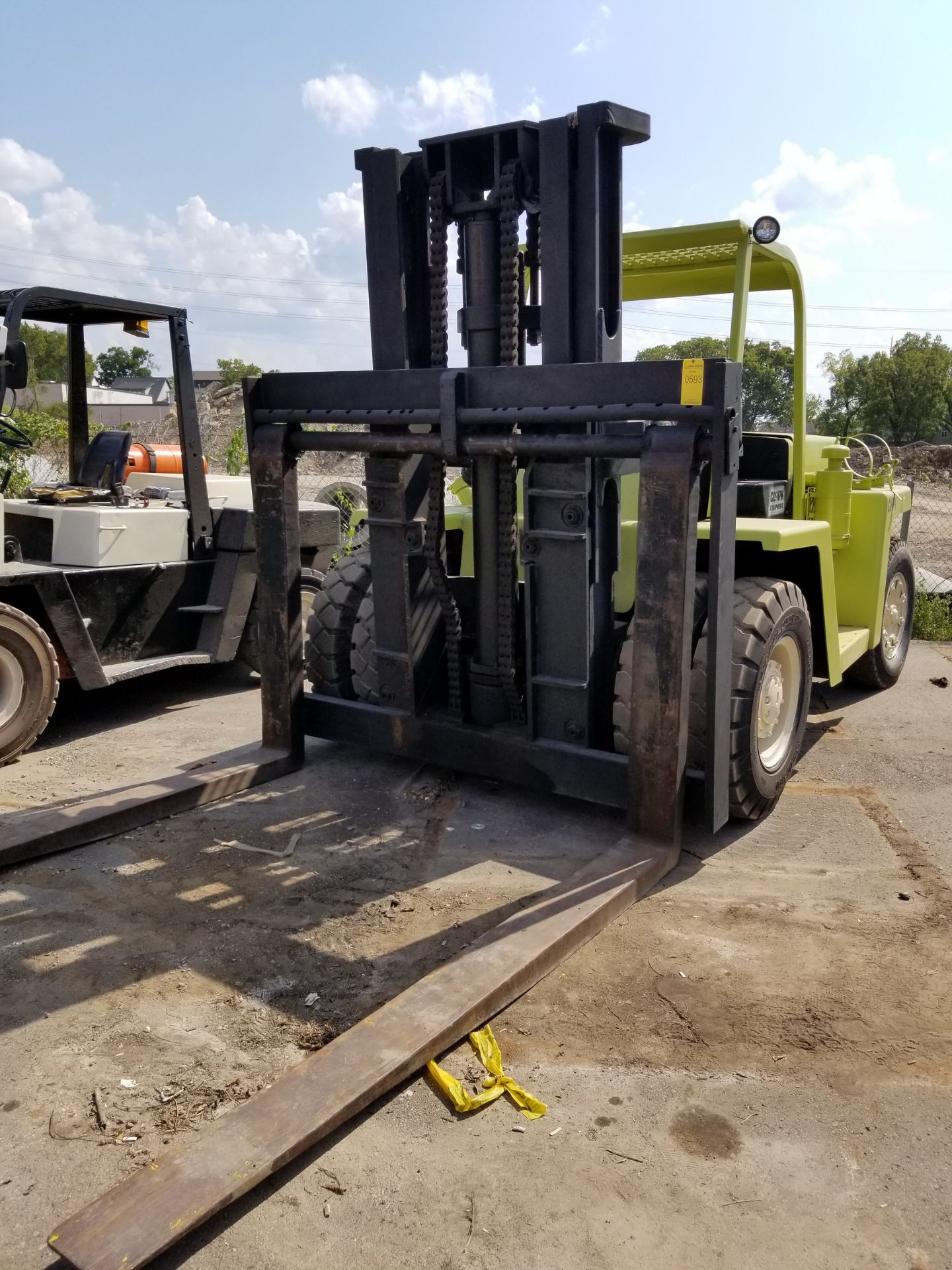 CLARK C500YS-250 25,000 LB. FORKLIFT; 2-STAGE MAST, 124'' LIFT HEIGHT, LP GAS, PNEUMATIC TIRES, - Image 4 of 5