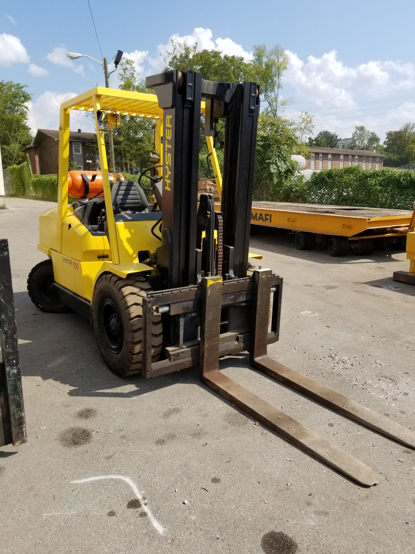 HYSTER H100XM 10,000 LB. FORKLIFT; 3-STAGE MAST, 175'' LIFT HEIGHT, DUAL FUEL, PNEUMATIC TIRES,