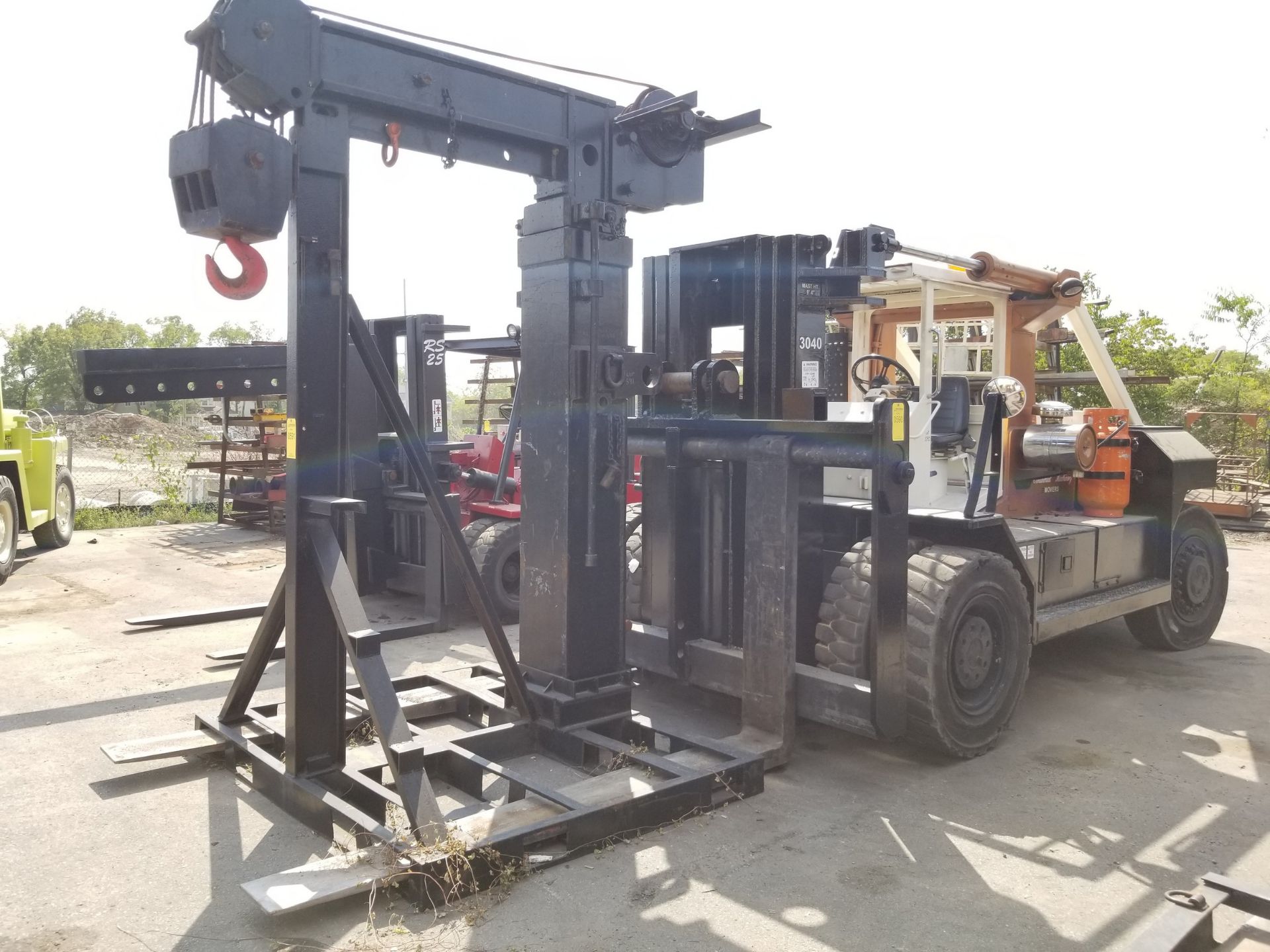 TAYLOR TR-40-30 40,000 LB. FORKLIFT; FOAM FILLED TIRES, 3-STAGE MAST, 119'' LIFT HEIGHT, LP GAS, 4, - Image 2 of 6