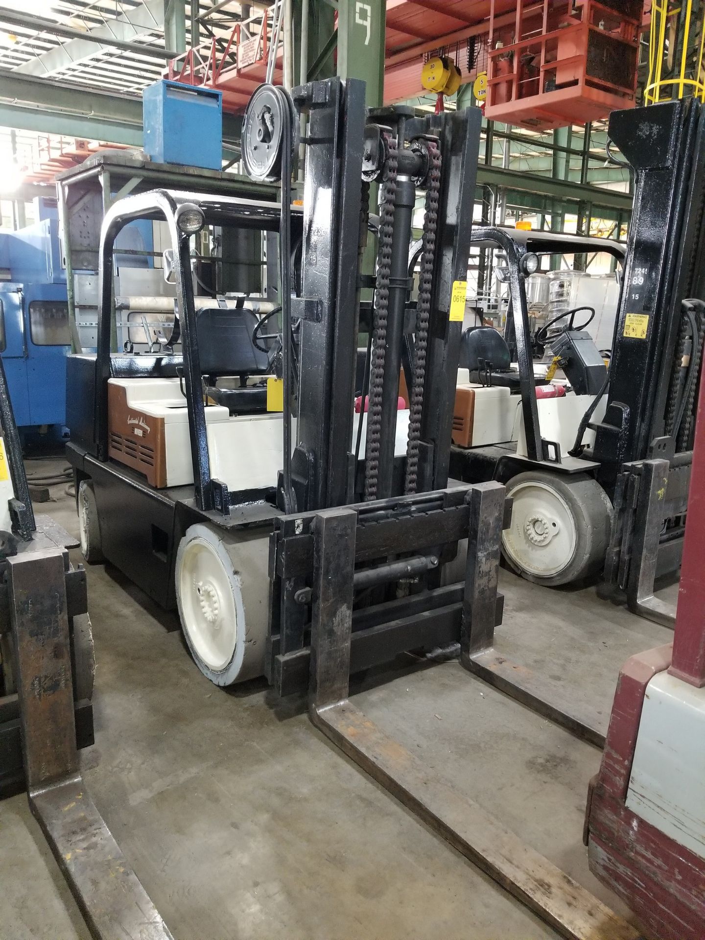 CATERPILLAR T150D 15,000 LB. FORKLIFT; 2-STAGE MAST, 126'' LIFT HEIGHT, LP GAS, SOLID TIRES, 5' - Image 3 of 4