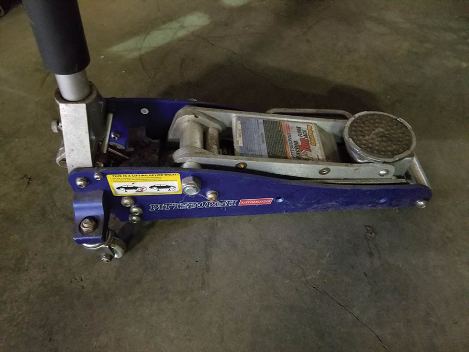 PITTSBURGH RACING 1.5 TON FLOOR JACK - Image 2 of 3