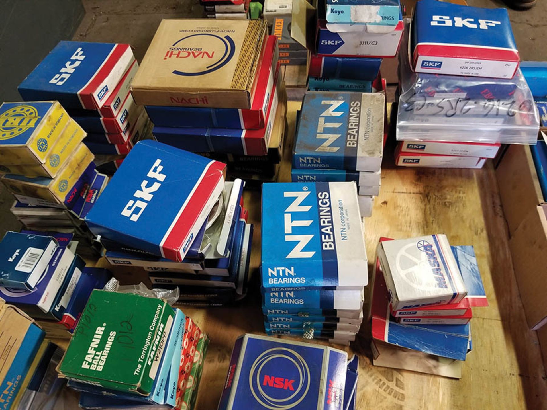 PALLET OF ASSORTED BEARINGS; SKF, TIMKEN, NTN, NSK BRANDS- VARIOUS SIZES AND TYPES - Image 9 of 11