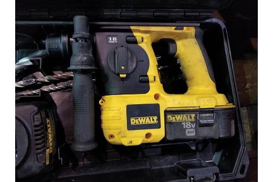 Menda City Identificere Andre steder DEWALT DC212 HAMMER DRILL, 18V, CHARGER, WITH EXTRA BATTERY & CASE