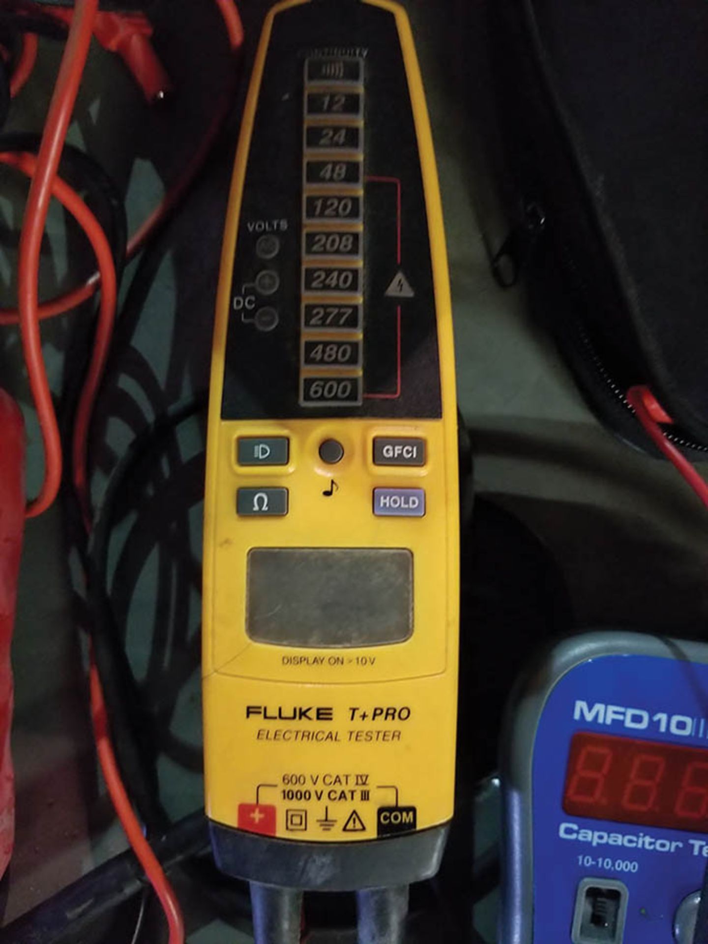 FLUKE T+PRO ELECTRICAL TESTER, 600-1000V & MFD 10 CAPACITOR TESTER, 10-10000 & CRAFTSMAN 82140 - Image 3 of 4