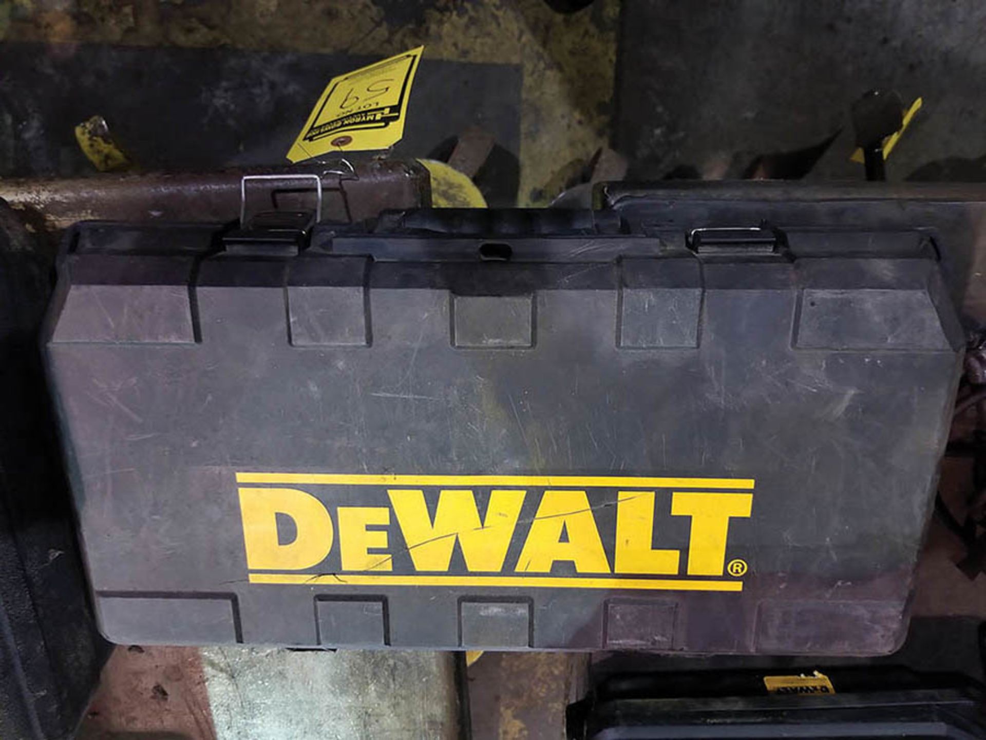 DEWALT DW304P ELECTRIC RECIPROCATING SAW, VARIABLE SPEED, 1 1/8" STROKE, WITH CASE AND CHARGER