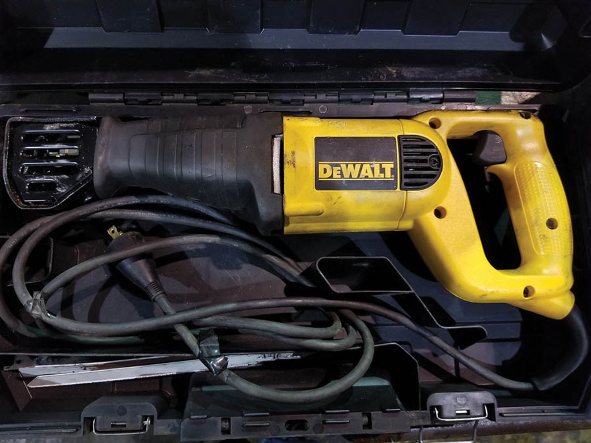 DEWALT DW304P ELECTRIC RECIPROCATING SAW, VARIABLE SPEED, 1 1/8" STROKE, WITH CASE AND CHARGER - Image 3 of 3