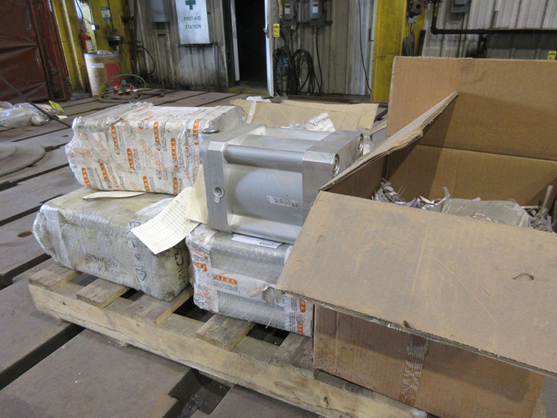 PALLET OF (NEW) A.L.B.A. COMPONENTS; GEAR DRIVES, OXYCAR DRIVE ASSEMBLY, PNEUMATIC CLAMP CYLINDERS - Image 4 of 4