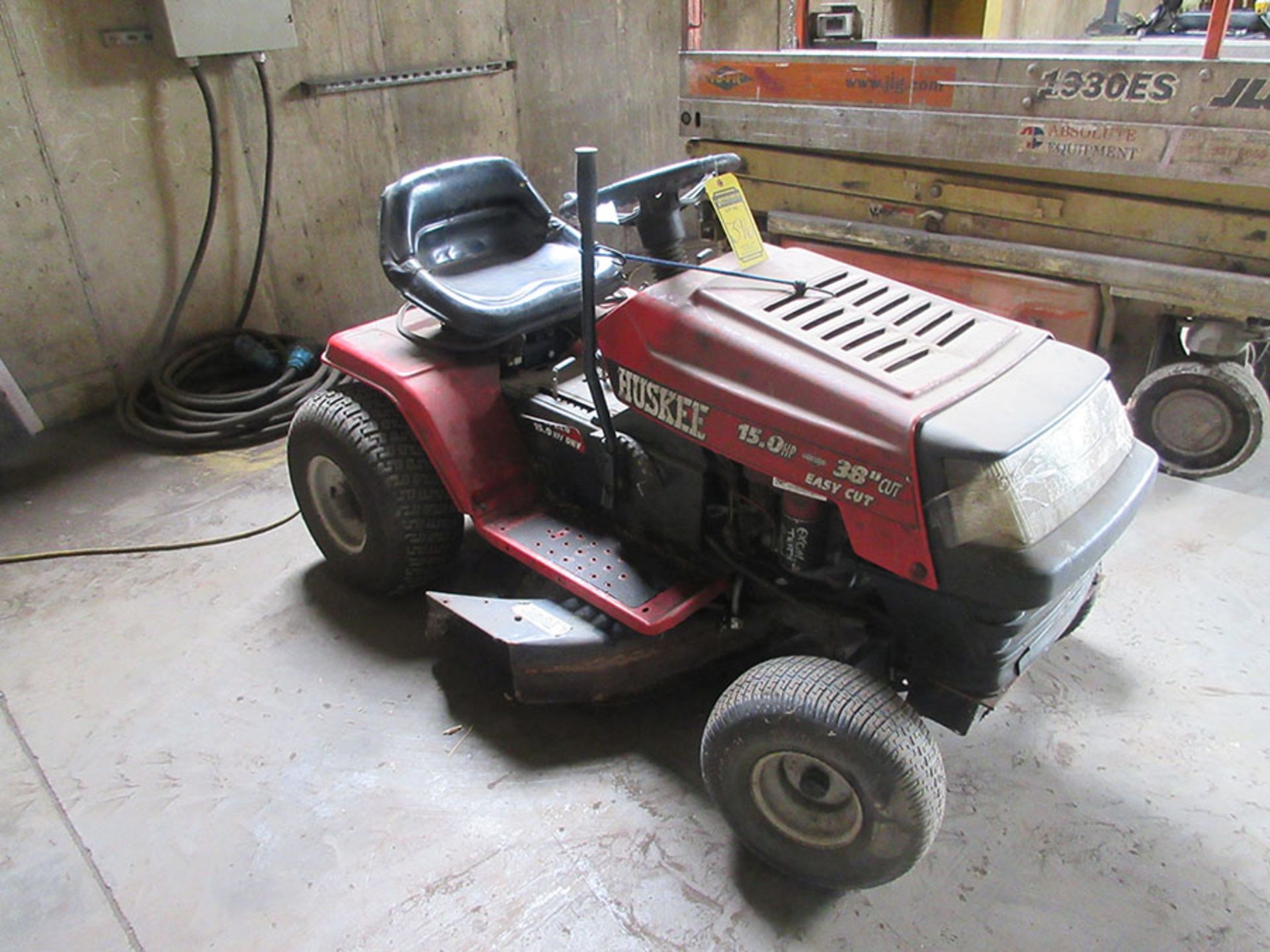 HUSKEE 15HP RIDING LAWNMOWER; 38'' CUT, 6-SPEED