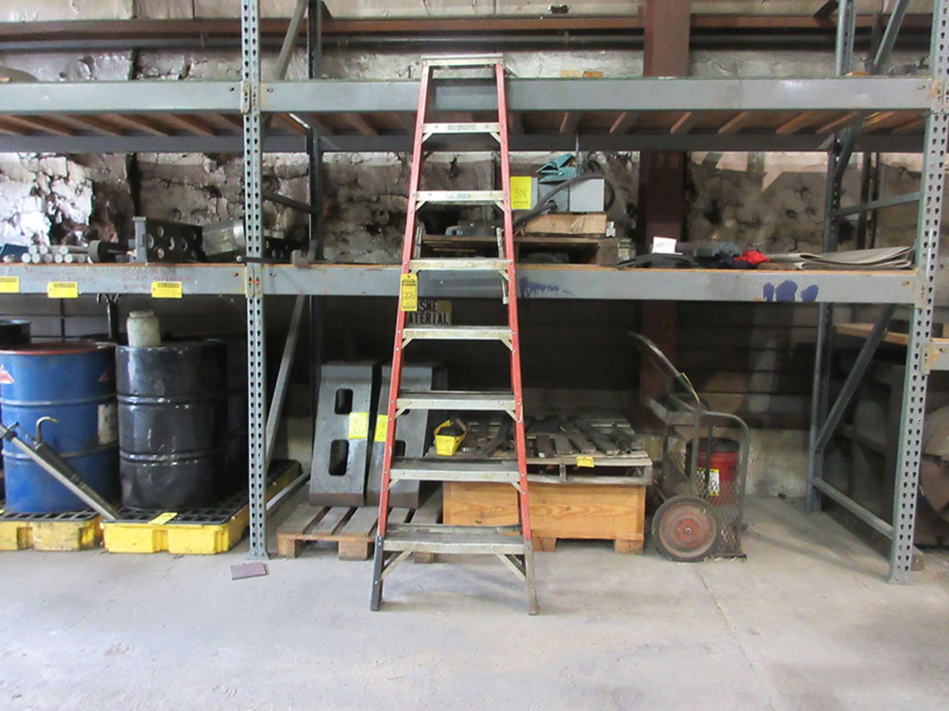 WERNER 8' STEP LADDER