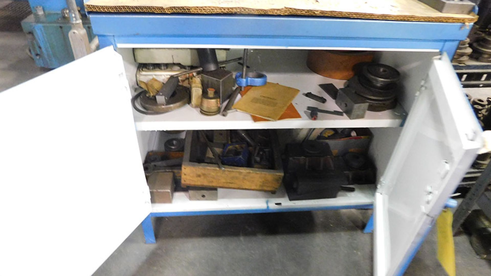 CABINET WITH CONTENTS - Image 3 of 3