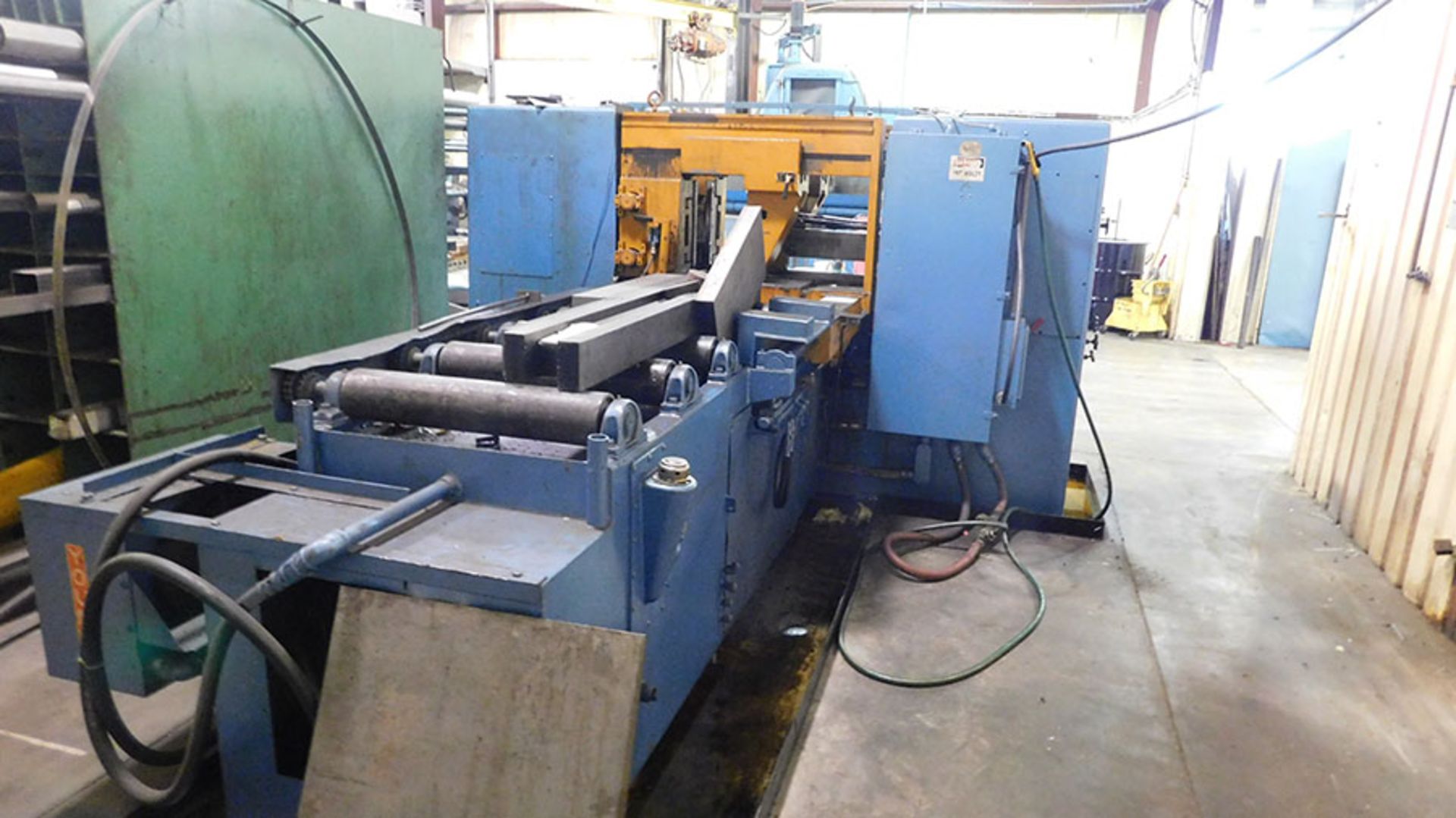 DOALL HORIZONTAL BAND SAW V/S SINGLE AUTO, VARIABLE STOCK FEED, HYDRAULIC FRONT CLAMP, CHIP - Image 3 of 5