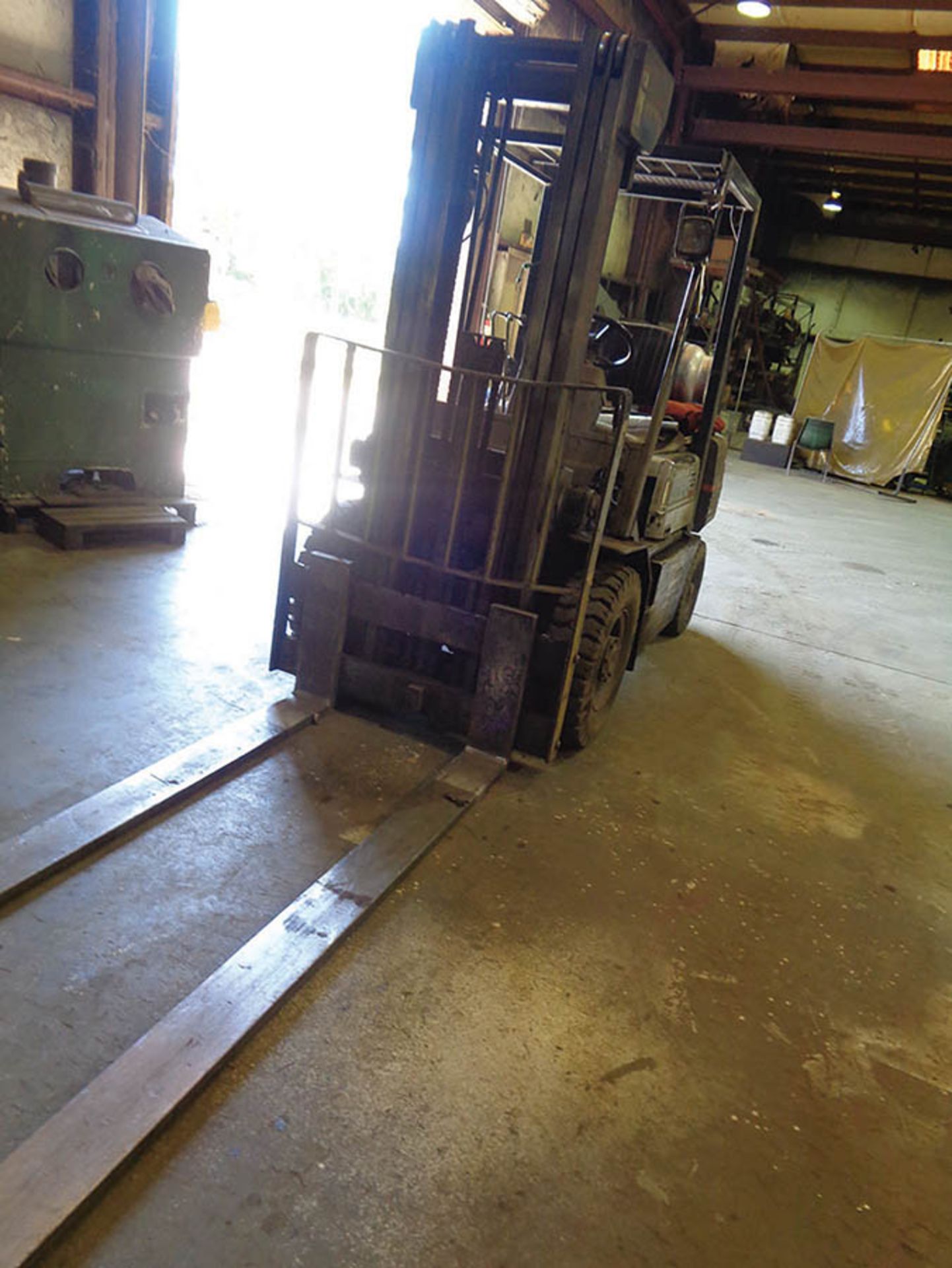 KOMATSU 5,000-LB. FORKLIFT, 3-STAGE, 8' FORKS, LP, S/N 464902A - Image 2 of 3