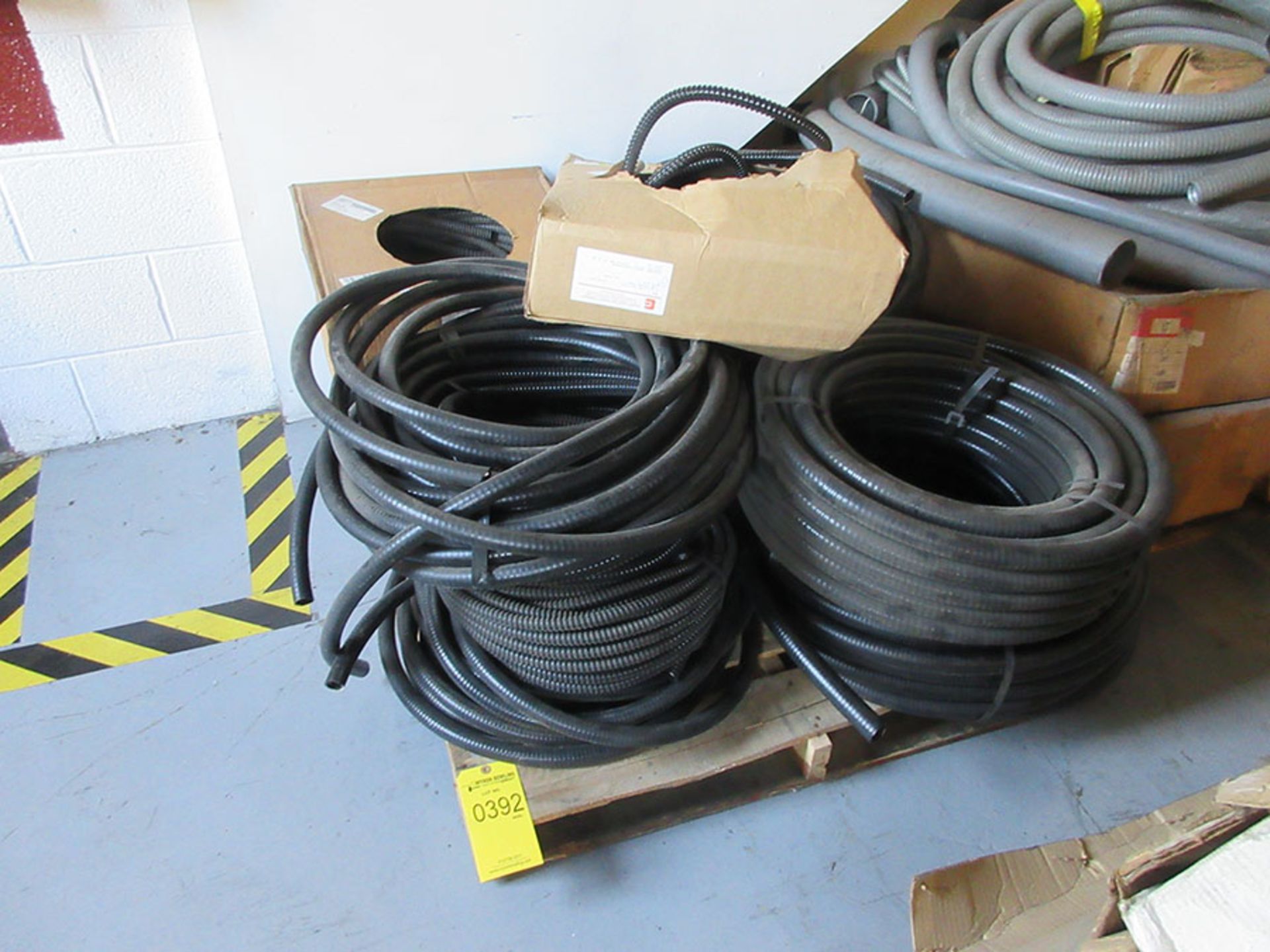 PALLET WITH ASSORTED FLEX HOSE