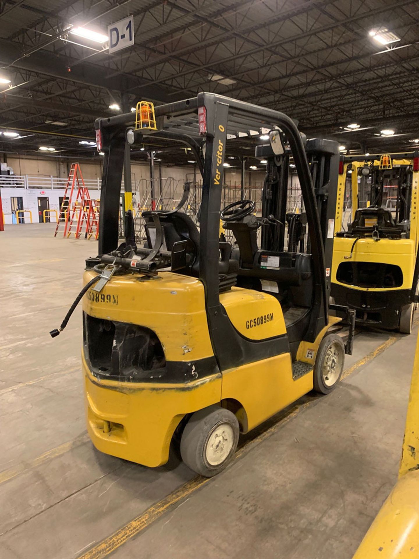 2014 YALE 5,000 LB. CAPACITY FORKLIFT; LPG, CUSHION TIRES, 3-STAGE MAST, 189'' LIFT HEIGHT, SIDE - Image 2 of 3