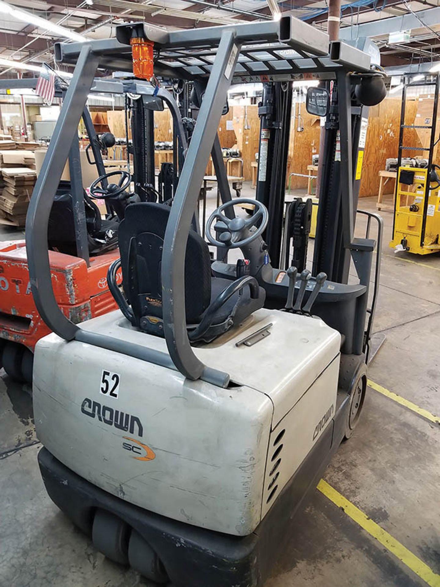 2013 CROWN 4500 SERIES 4,825-LB. ELECTRIC FORKLIFT, 83" 3-STAGE MAST, FORK RACK, SOLID NON-MARKING - Image 4 of 5