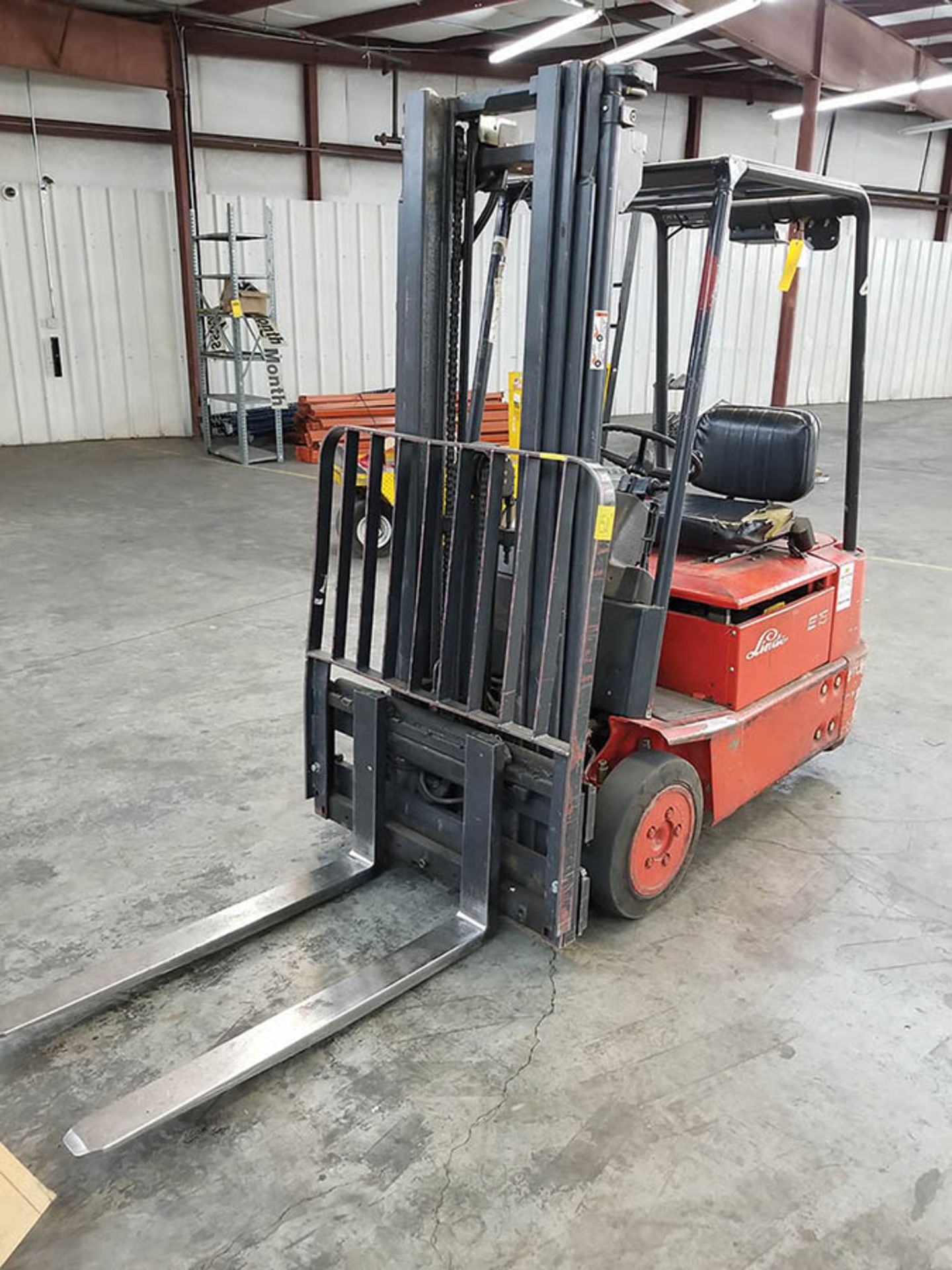 LINDE E-15 2,500 LB. ELECTRIC FORKLIFT, 185" LIFT HEIGHT, 82" 3-STAGE MAST, 42" FORKS, SIDESHIFT, - Image 2 of 5