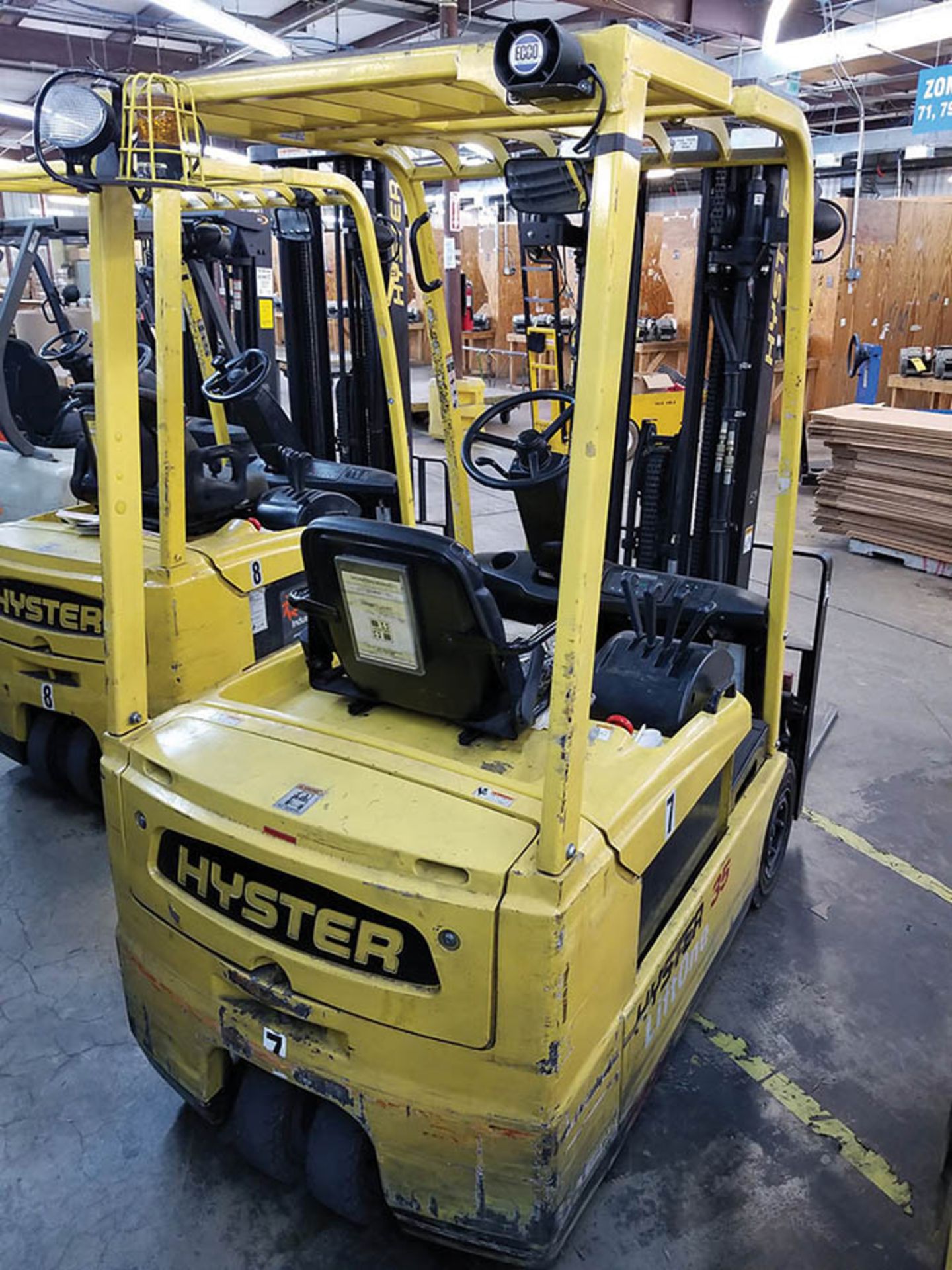 2007 HYSTER 35 LIFT ONE 3,450-LB. ELECTRIC FORKLIFT, CENTER DUAL REAR TIRES, 185" LIFT HEIGHT - Image 5 of 6