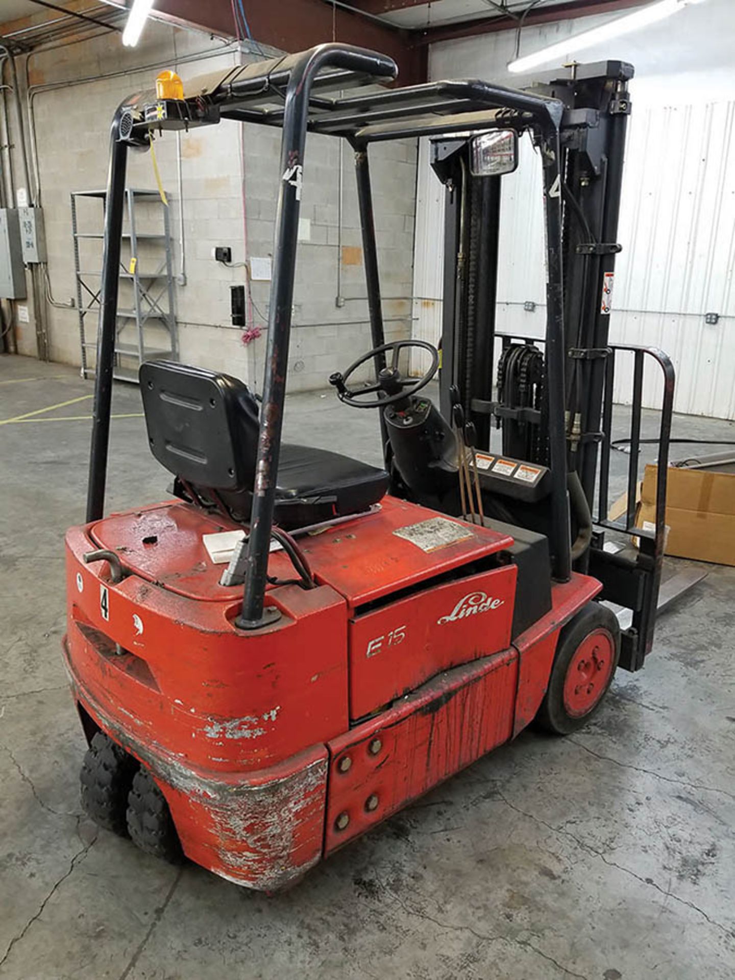 LINDE E-15 2,500 LB. ELECTRIC FORKLIFT, 185" LIFT HEIGHT, 82" 3-STAGE MAST, 42" FORKS, SIDESHIFT, - Image 4 of 5