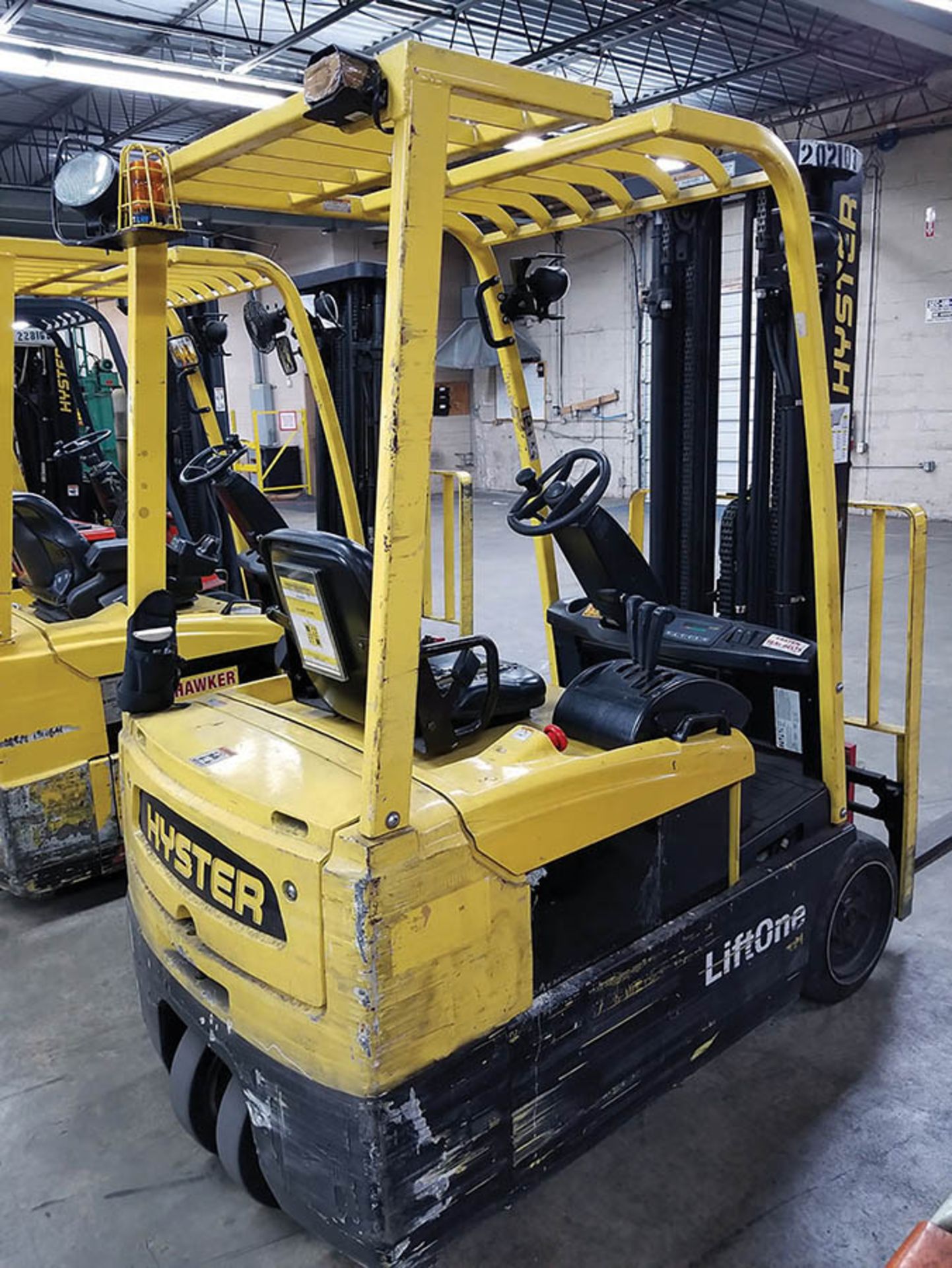 HYSTER 3,450 LB. ELECTRIC FORKLIFT,  MODEL J35ZT, 36V, 192" LIFT HEIGHT, 3-STAGE 84" MAST, 42" - Image 5 of 6