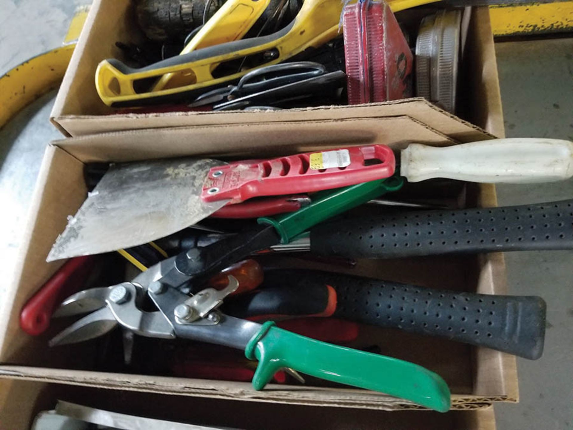 BOX OF ASSORTED HAND TOOLS & BOLT CUTTERS - Image 2 of 4