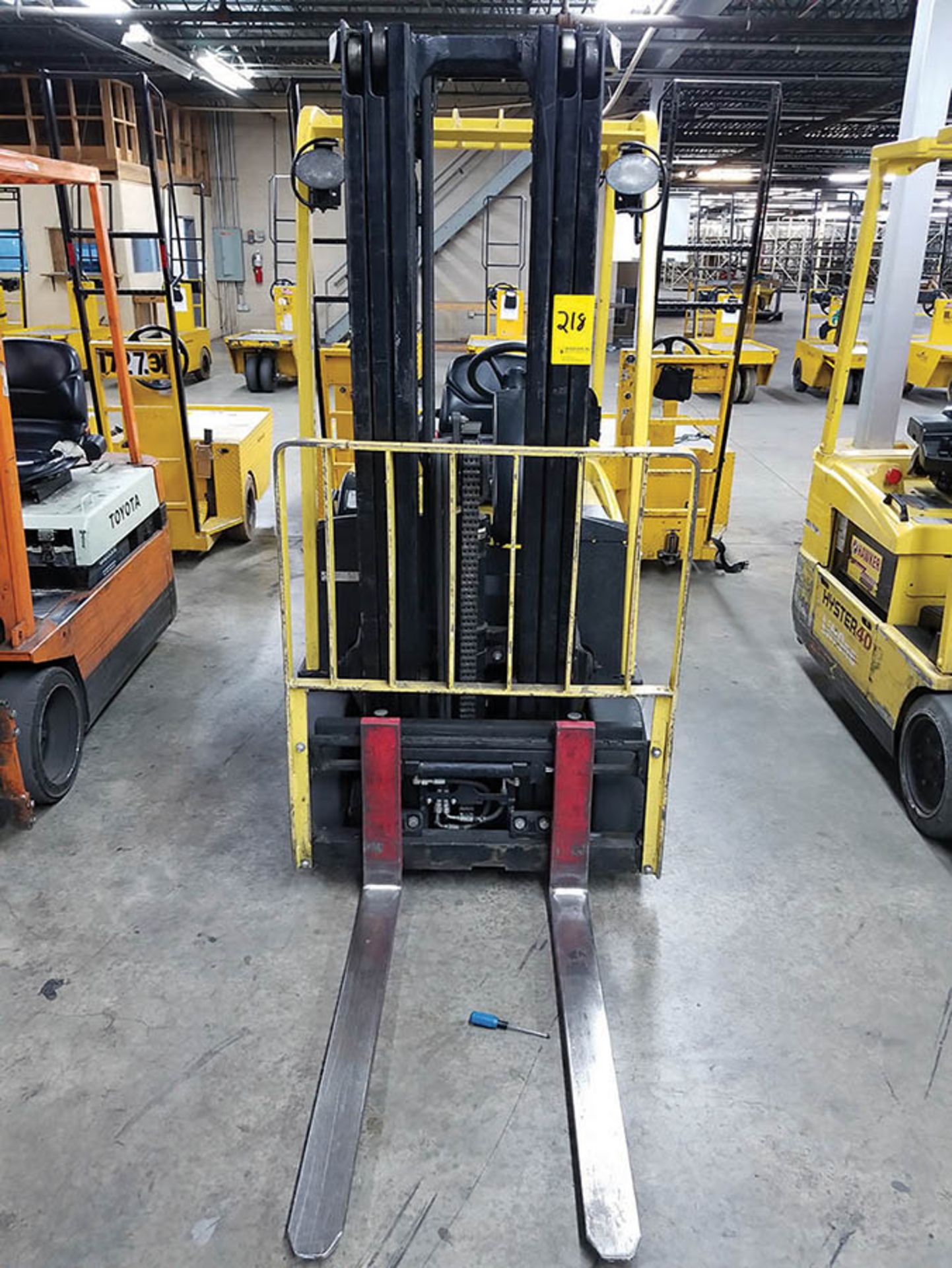 HYSTER 3,450 LB. ELECTRIC FORKLIFT,  MODEL J35ZT, 36V, 192" LIFT HEIGHT, 3-STAGE 84" MAST, 42" - Image 3 of 6