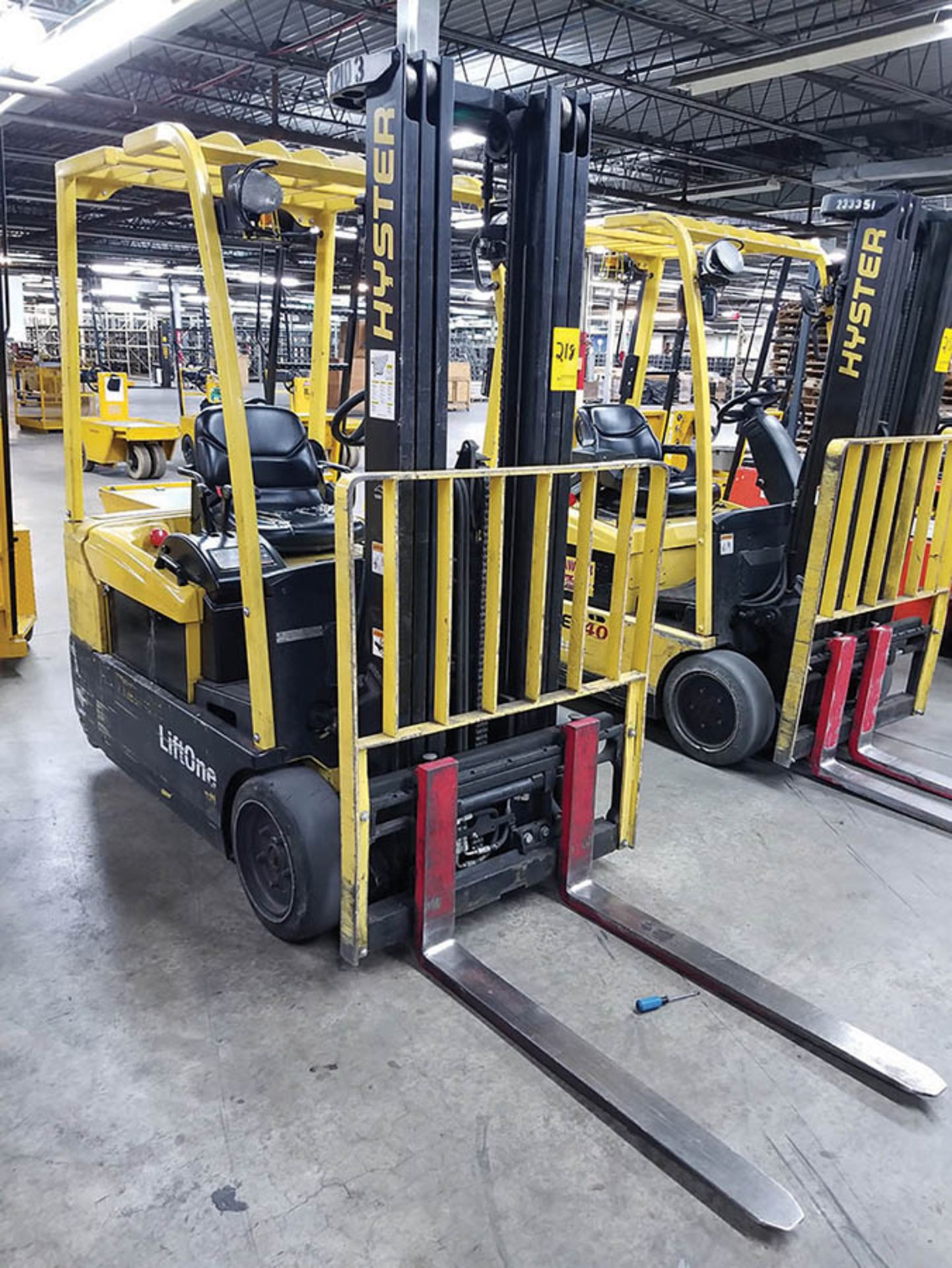 HYSTER 3,450 LB. ELECTRIC FORKLIFT,  MODEL J35ZT, 36V, 192" LIFT HEIGHT, 3-STAGE 84" MAST, 42" - Image 4 of 6