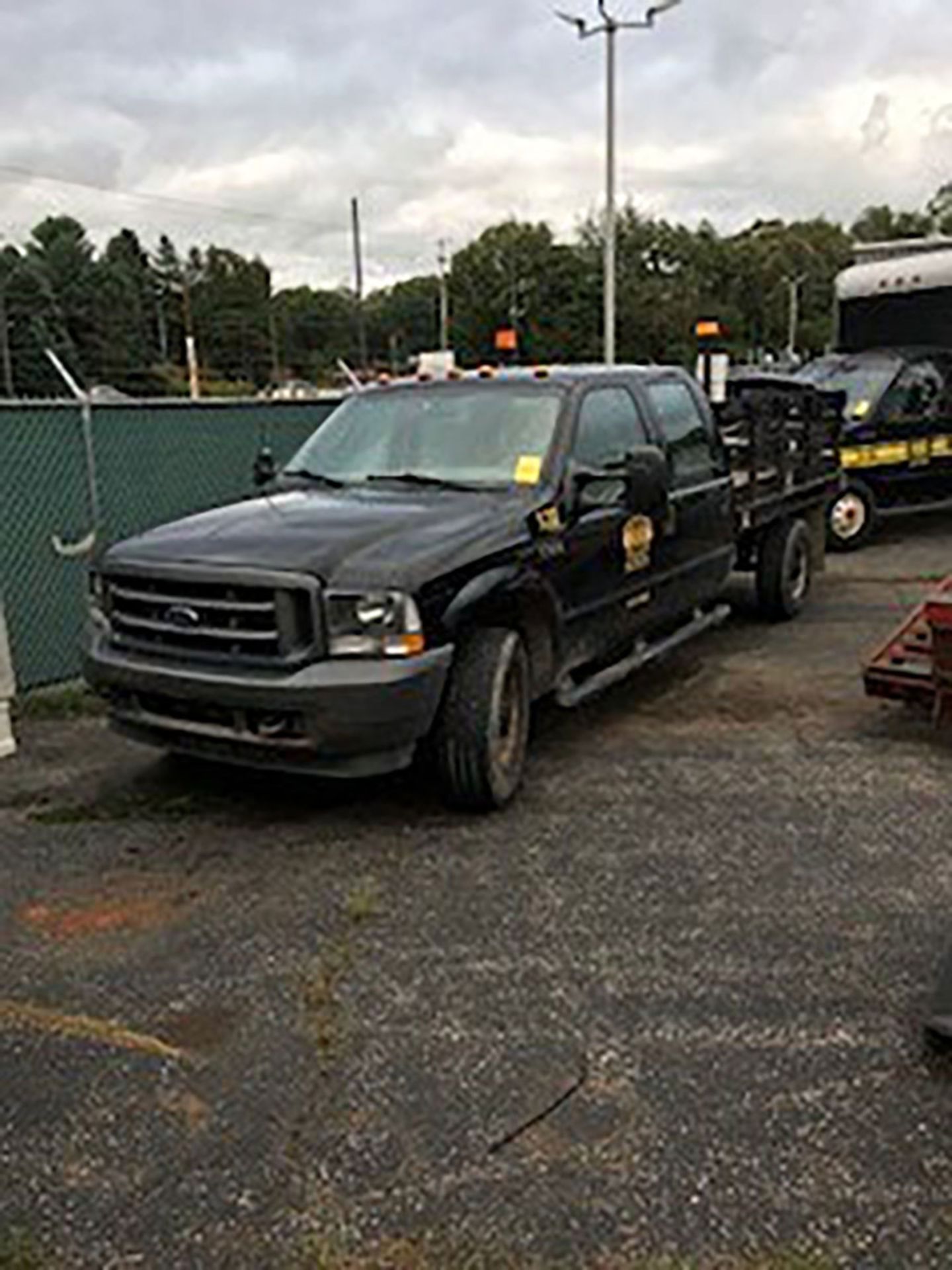 2003 FORD F-350 XL SUPER DUTY PICKUP TRUCK; CREW CAB, 9' X 6' 6'' STAKE BED WITH 100-GALLON