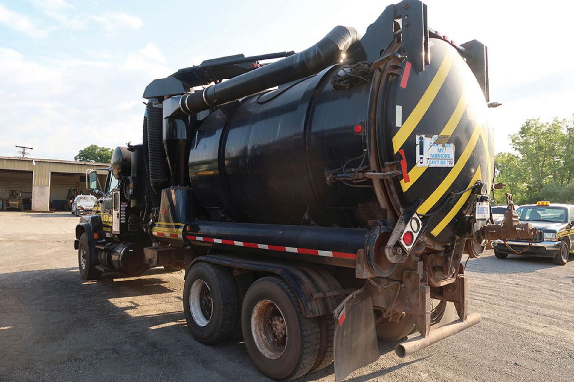 1995 FORD L9000 TANDEM AXLE VACUUM TANKER TRUCK; VIN #1FDZY90X7SVA11340, EATON TRANSMISSION, 2-SPEED - Image 4 of 8