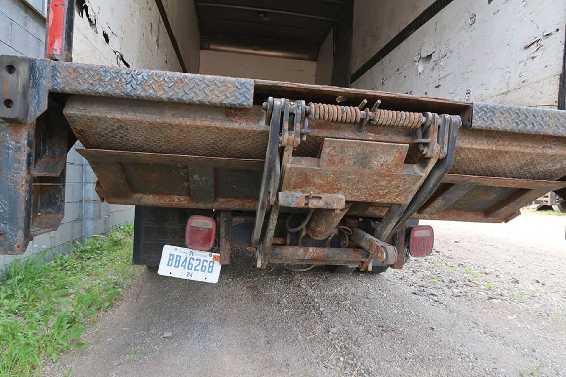 1992 GMC TOP KICK STAKE TRUCK WASTE HAULER; VIN# 1GDL7H1J8NJ501150, CAT MODEL 3116 ENGINE, 5-SPEED - Image 5 of 8