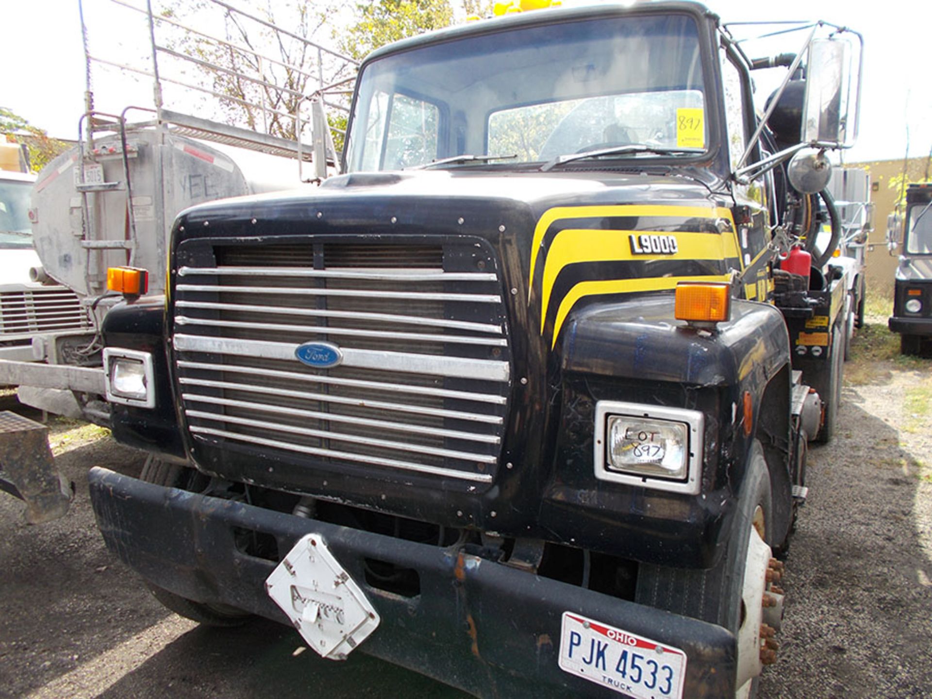 1992 FORD L9000 VACUUM PUMPER; 264,469 MILES, VIN 1FDYW90L9NVA17921, CUMMINS DIESEL, MODEL L10-