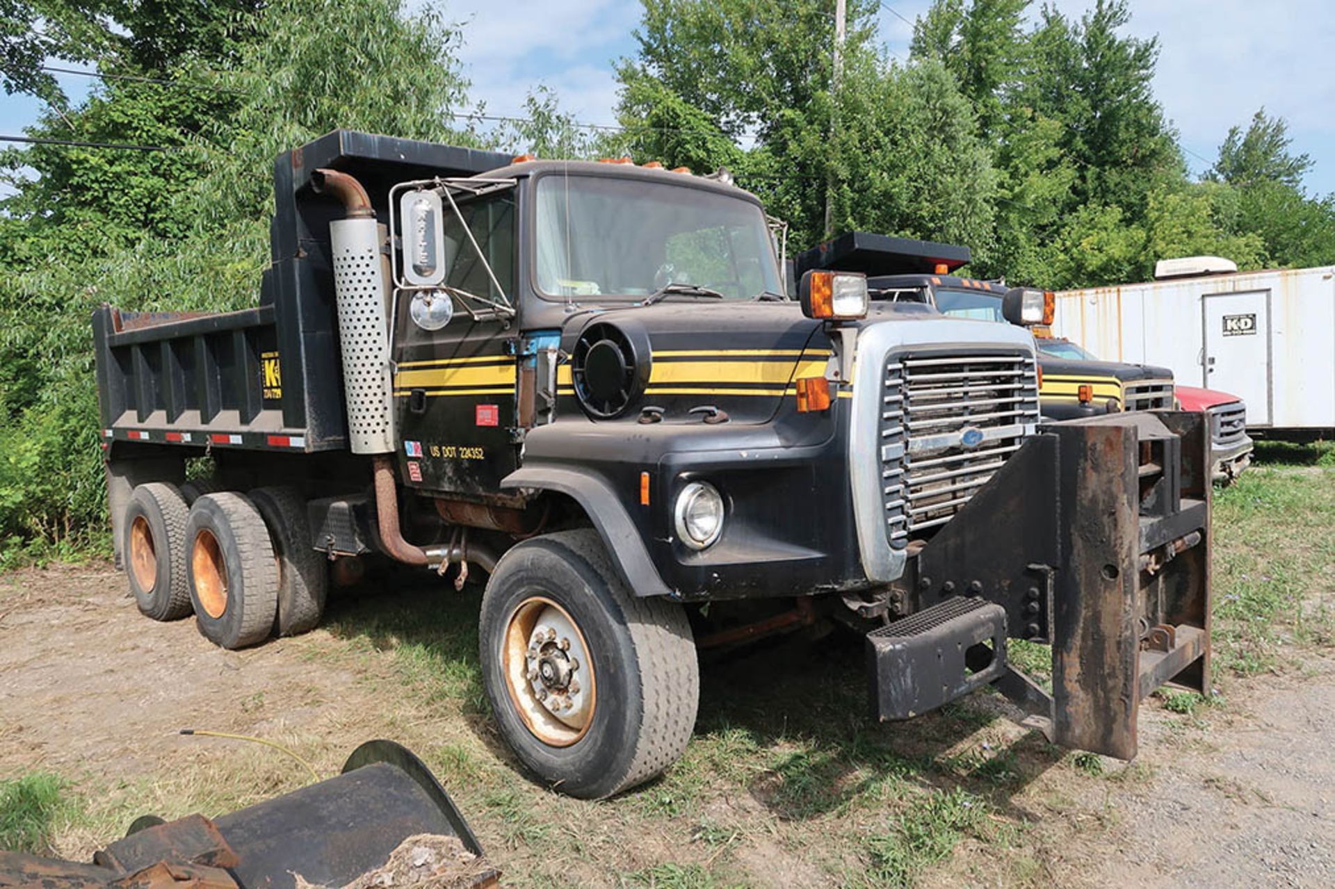 1997 FORD TANDEM AXLE DUMP TRUCK; VIN #1FDYY82E0VVA18863, 12' BED, AUTOMATIC TRANSMISSION, 8.2 LITER - Image 2 of 7