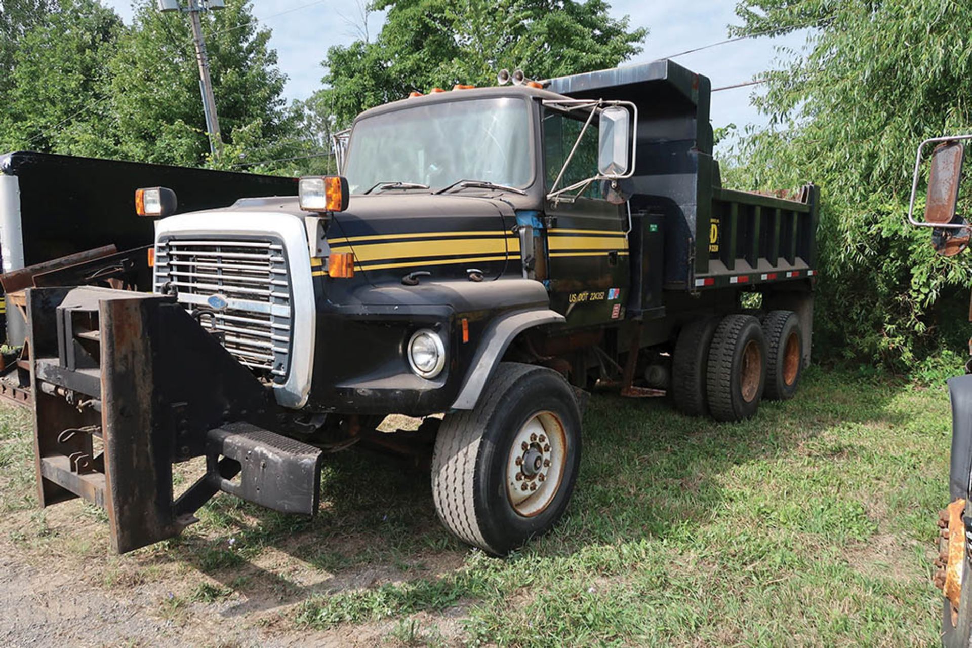 1997 FORD TANDEM AXLE DUMP TRUCK; VIN #1FDYY82E0VVA18863, 12' BED, AUTOMATIC TRANSMISSION, 8.2 LITER