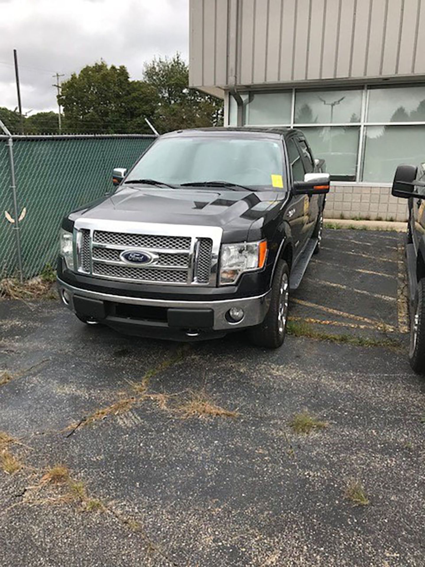 2011 FORD F-150 LARIAT PICKUP TRUCK; CREW CAB, 4-WHEEL DRIVE, SUNROOF, TRUCK BOX WITH TOOLBOX, 3.5