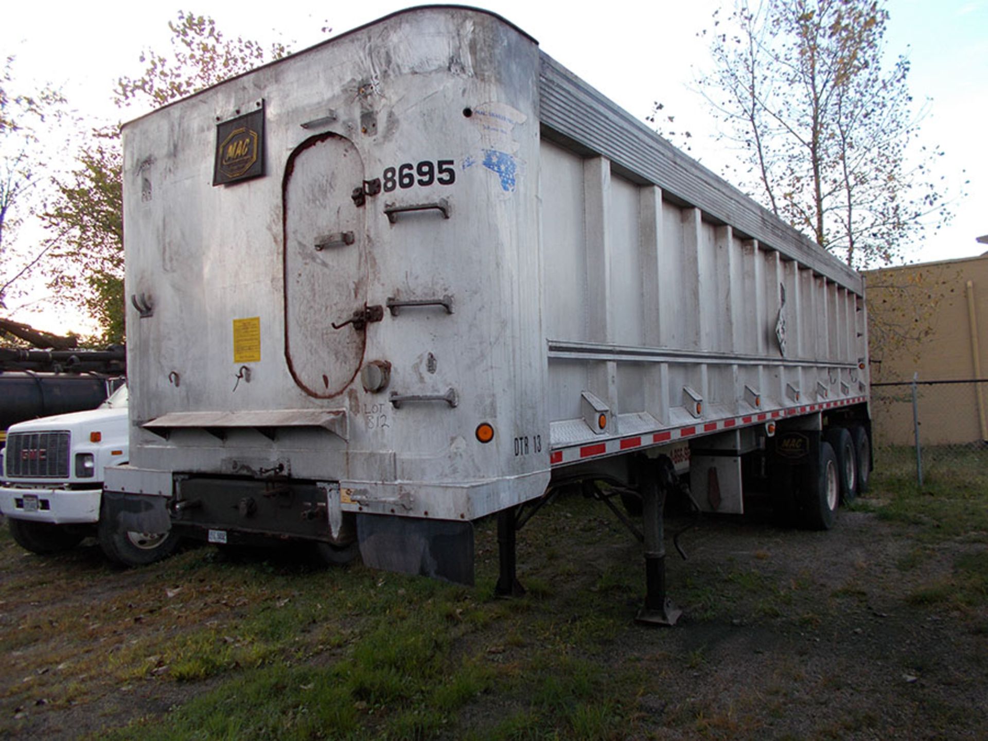 2005 MAC SEMI DUMP TRAILER; 3-AXLE, 35' X 6' TALL BED, VIN 5MADA35395C008695 ***LOCATED IN