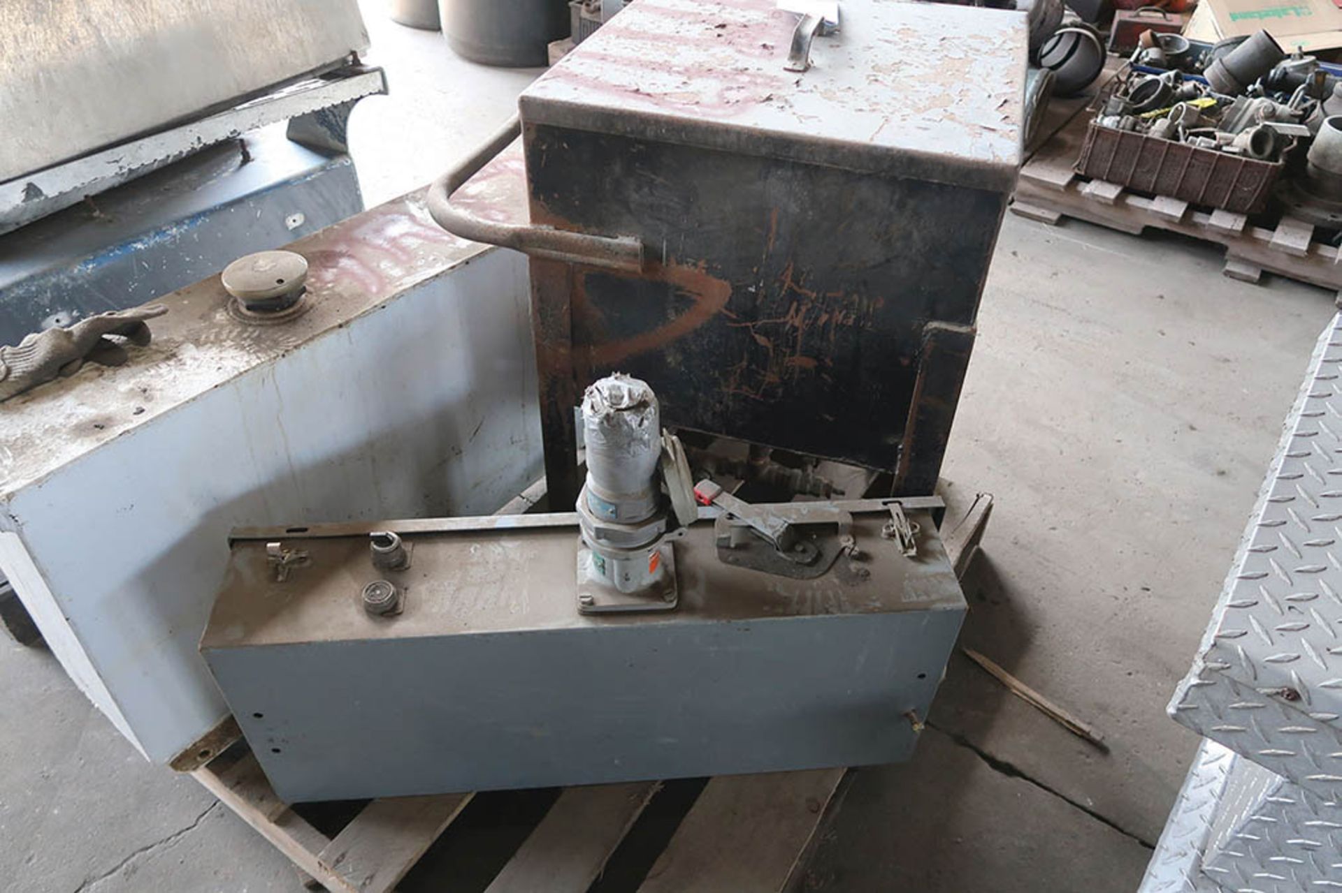 (LOT) GAS TANK WITH HAND PUMP, ELECTRICAL BOX, BLASTING POD - Image 2 of 3