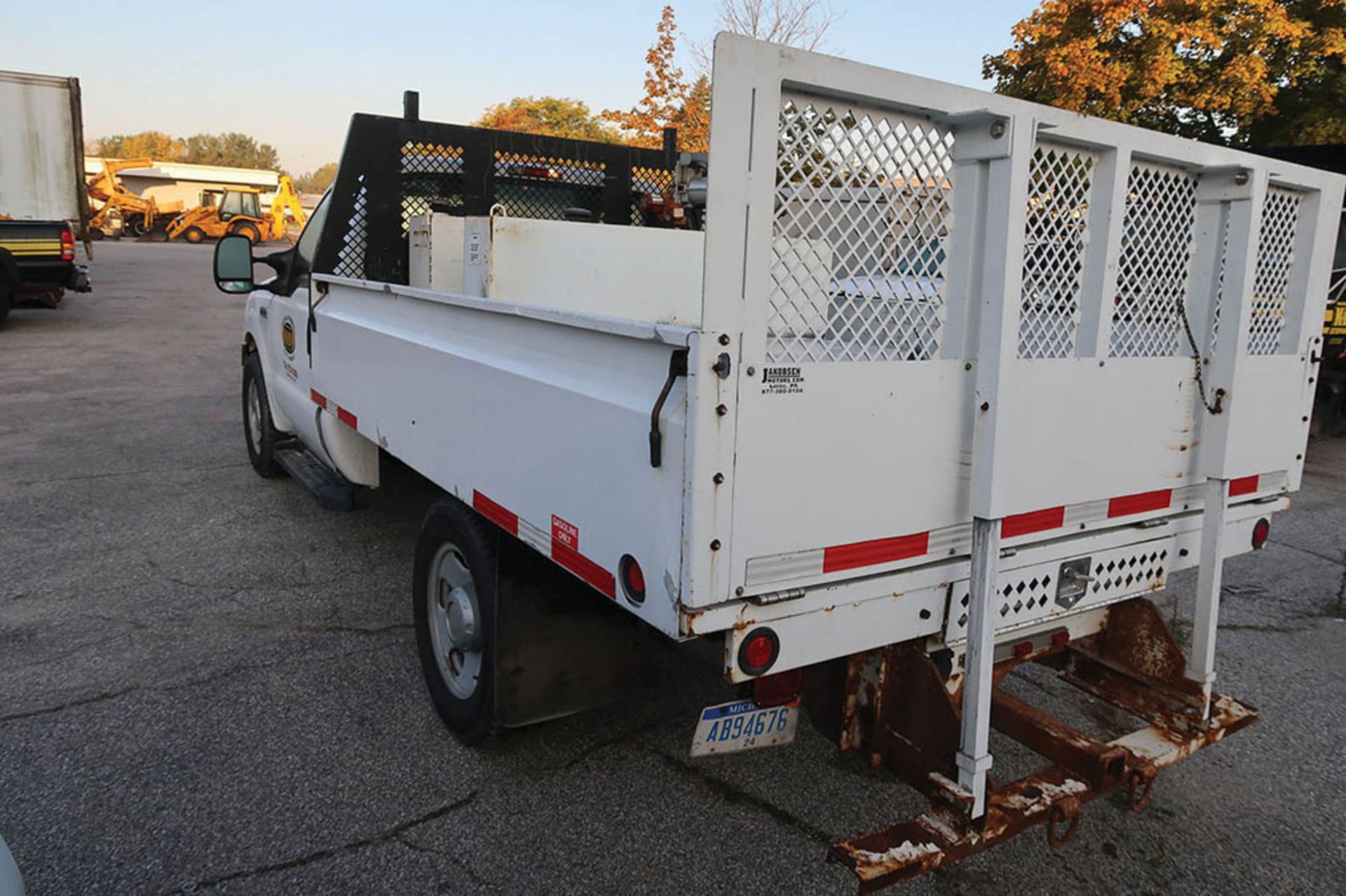 2006 FORD F-350 XL SUPER DUTY STAKE TRUCK, VIN # 1FDSF34596EA76239, 5.4 L 3V TRITON GASOLINE ENGINE, - Image 4 of 9