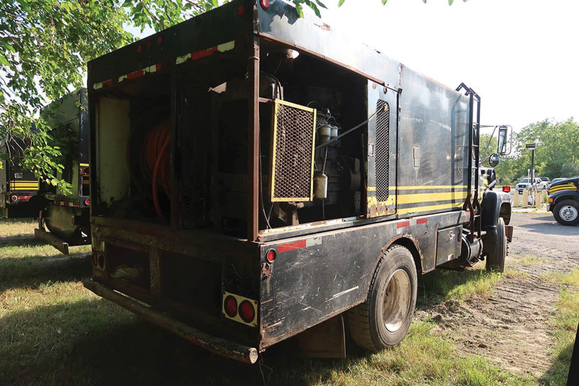 1989 FORD L8000 SEWER JET CLEANER TRUCK; VIN # 1FDYR80U4KVA08713, CAT MODEL 3208 ENGINE, MEYERS - Image 3 of 8