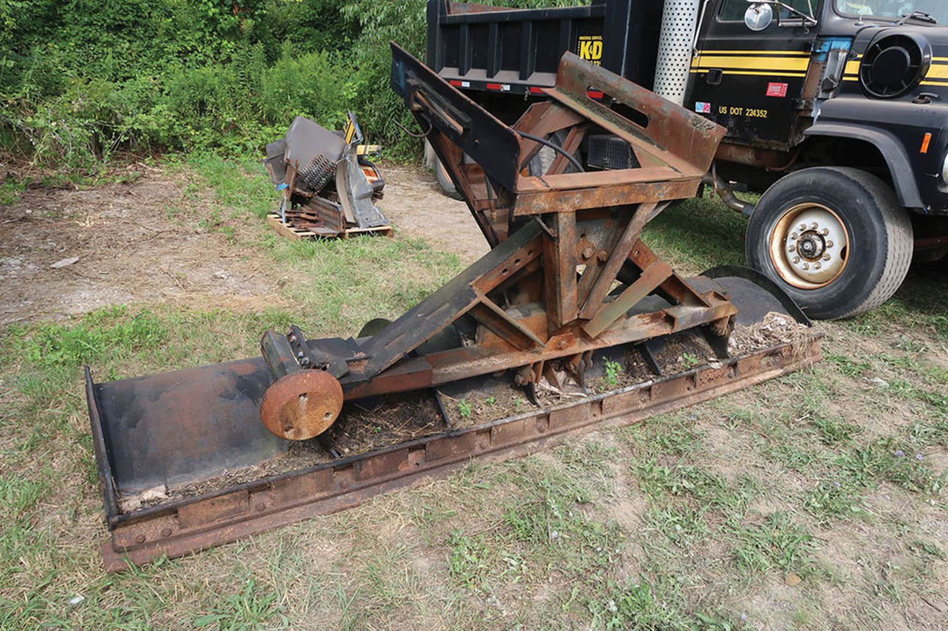 1997 FORD TANDEM AXLE DUMP TRUCK; VIN #1FDYY82E0VVA18863, 12' BED, AUTOMATIC TRANSMISSION, 8.2 LITER - Image 4 of 7