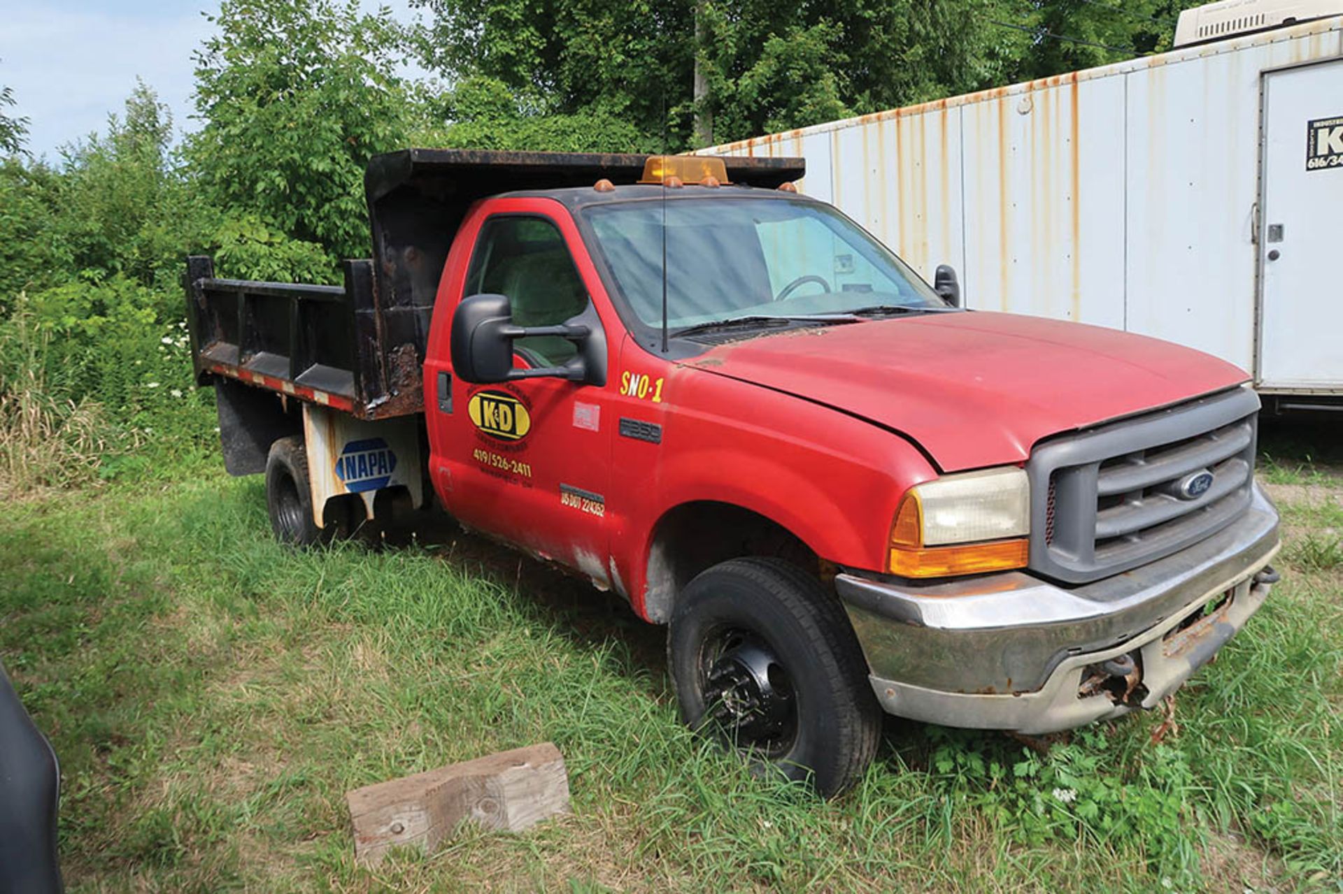 1999 FORD F350XL SD FLAT BED DUMP TRUCK; VIN # 1FDWF37F8XEC57890, POWER STROKE DIESEL V8, 75,087 - Image 2 of 6