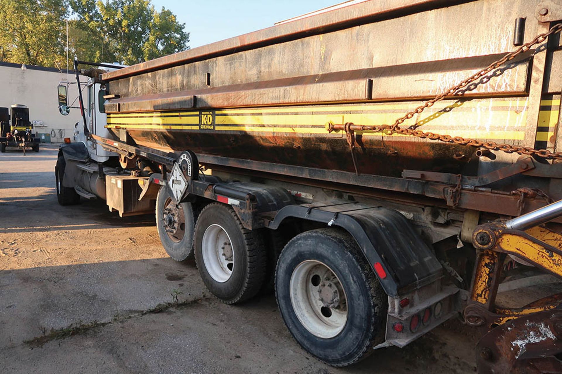 2011 KENWORTH T/A ROLL-OFF TRUCK; VIN # 1NKDXUTX0BJ291513, GALFAB MODEL NOR80199T118 ROLL-OFF BED, - Image 4 of 16