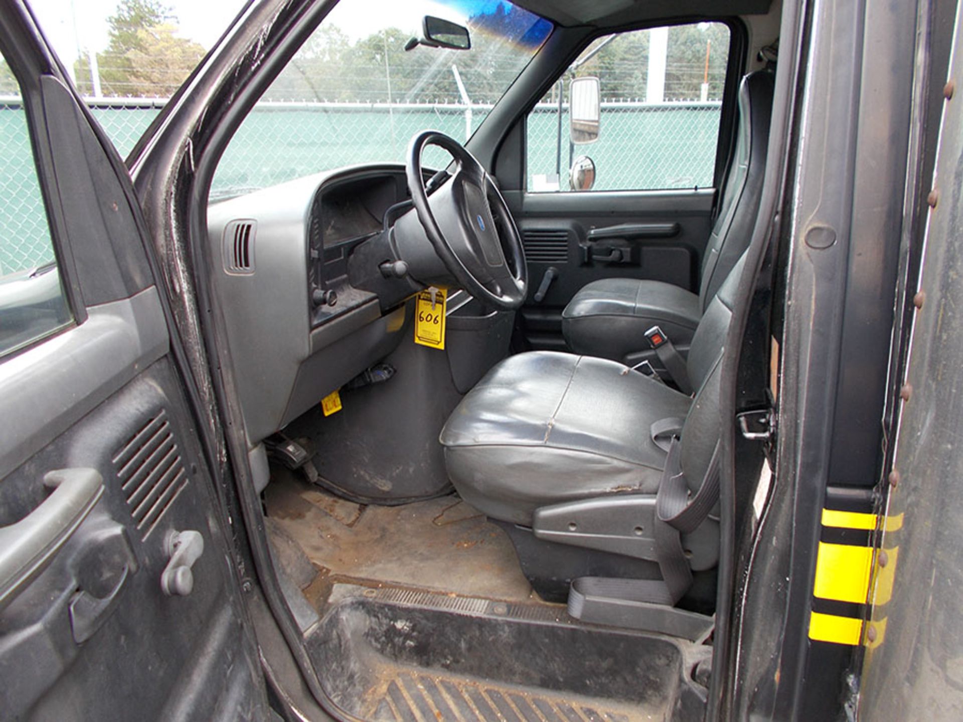 1993 FORD E350 BOX TRUCK; 15' X 7' 10'' X 9' TALL WITH BOX ROLL UP DOOR, DUAL TIRES, DIESEL - Image 8 of 9