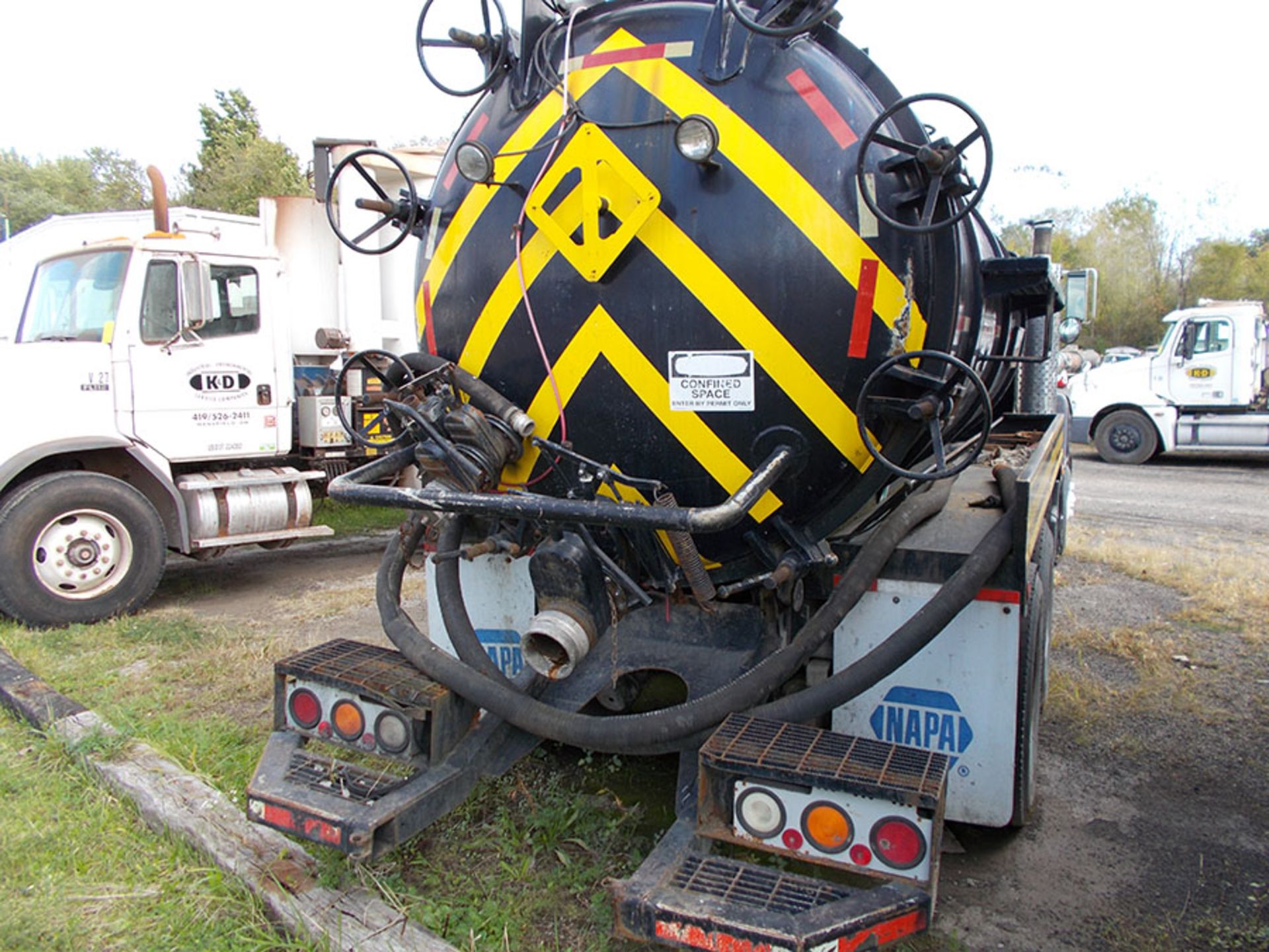 1990 FORD L9000 VACUUM PUMPER; 491,080 MILES, VIN 1FDYW90X5LVA12747, CAT DIESEL, WITH PREVAC SYSTEMS - Image 3 of 4