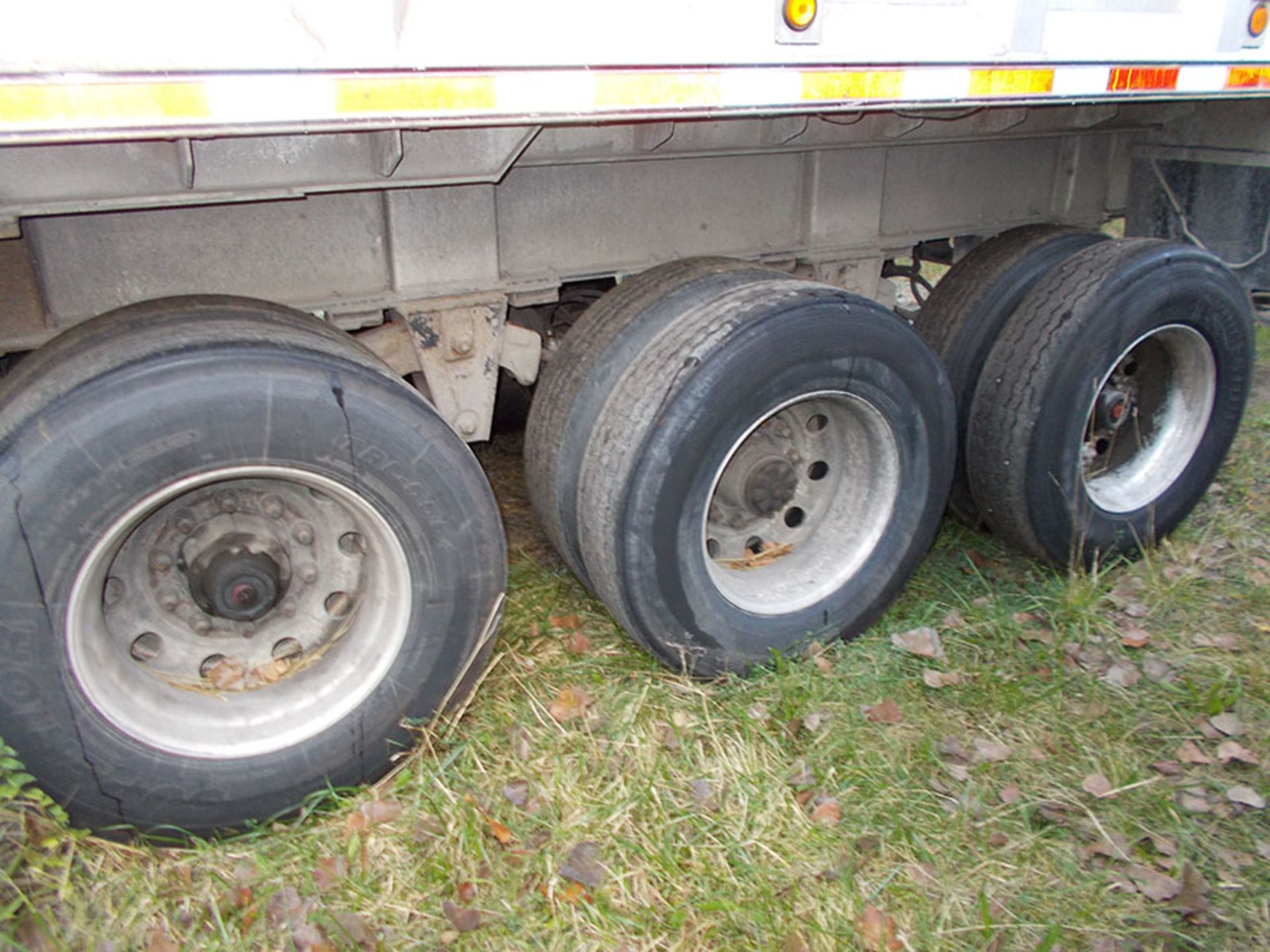 2005 MAC SEMI DUMP TRAILER; 3-AXLE, 35' X 6' TALL BED, VIN 5MADA35395C008695 ***LOCATED IN - Image 2 of 3