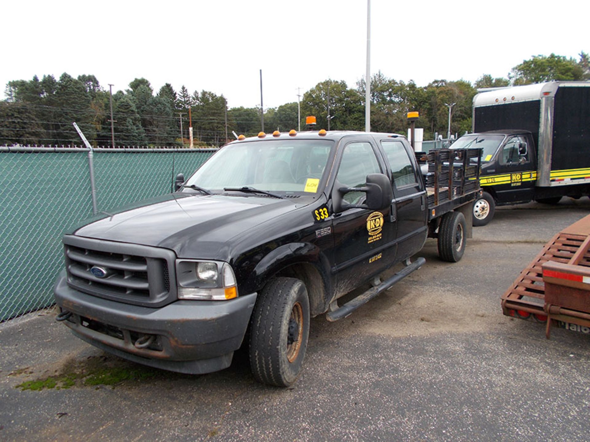 2003 FORD F-350 XL SUPER DUTY PICKUP TRUCK; CREW CAB, 9' X 6' 6'' STAKE BED WITH 100-GALLON - Image 3 of 6