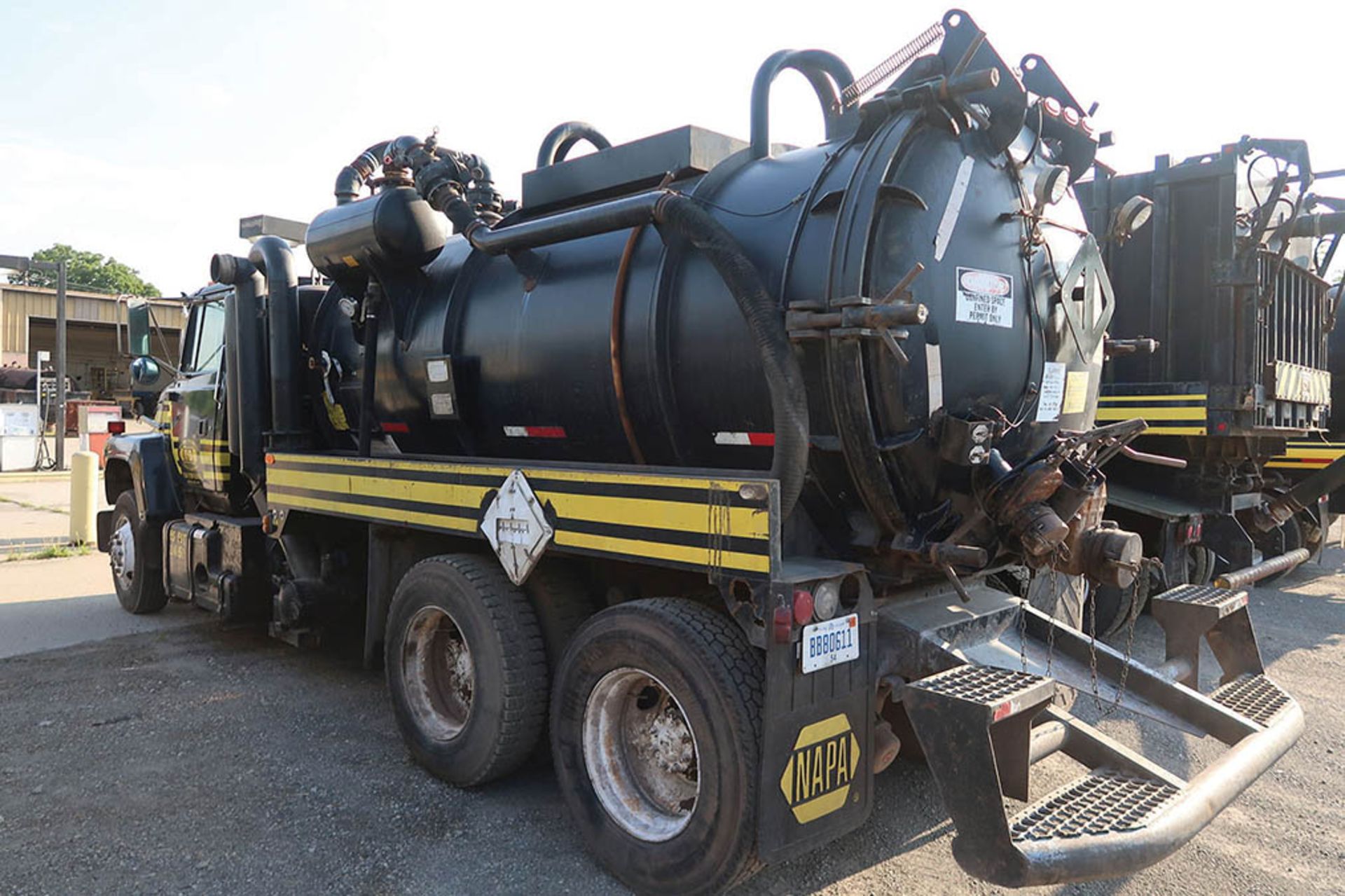 1991 FORD L9000 TANDEM AXLE HD PUMPER TRUCK; VIN #1FDYW90W3MVA01481, EATON FULLER TRANSMISSION, 2- - Image 5 of 9