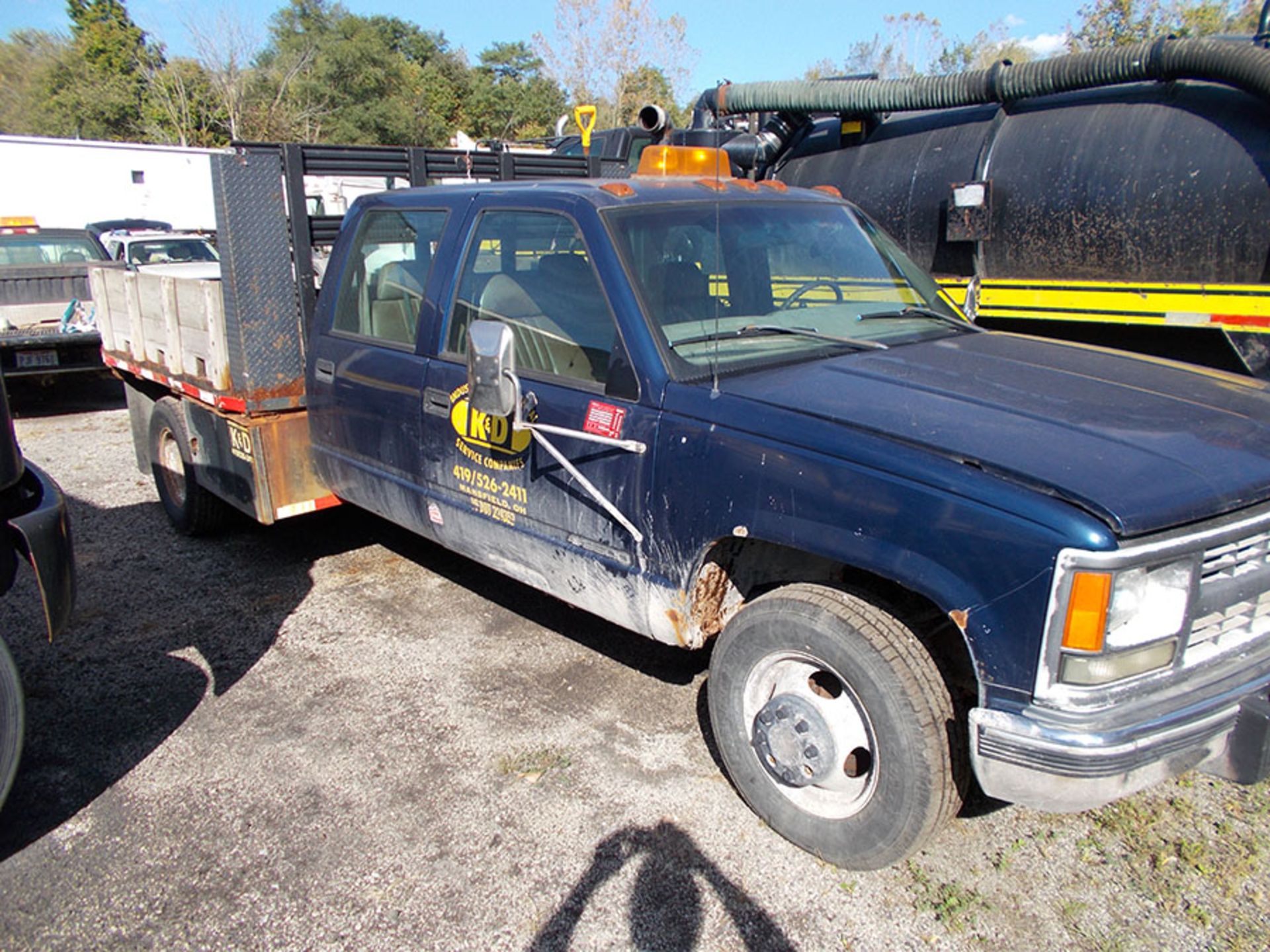 2000 CHEVY 1-TON STAKE BED TRUCK; 8' X 7' 8'', 103,696 MILES, VIN 1GBHC33F0YF485510 ***LOCATED IN - Image 2 of 4