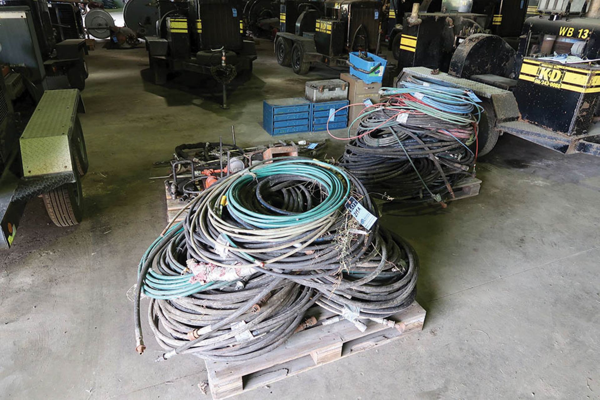 (LOT) WATER BLASTING ACCESSORIES INCLUDING HOSE, FITTINGS, GUNS