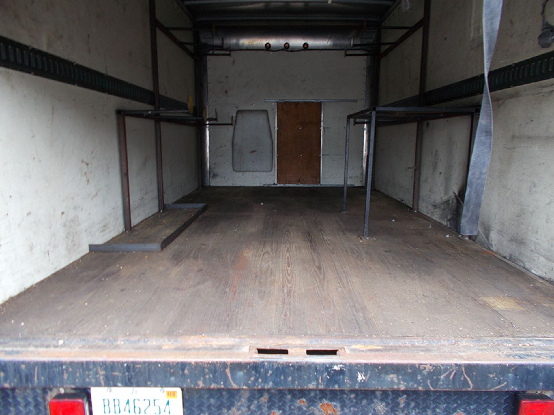 1993 FORD E350 BOX TRUCK; 15' X 7' 10'' X 9' TALL WITH BOX ROLL UP DOOR, DUAL TIRES, DIESEL - Image 6 of 9